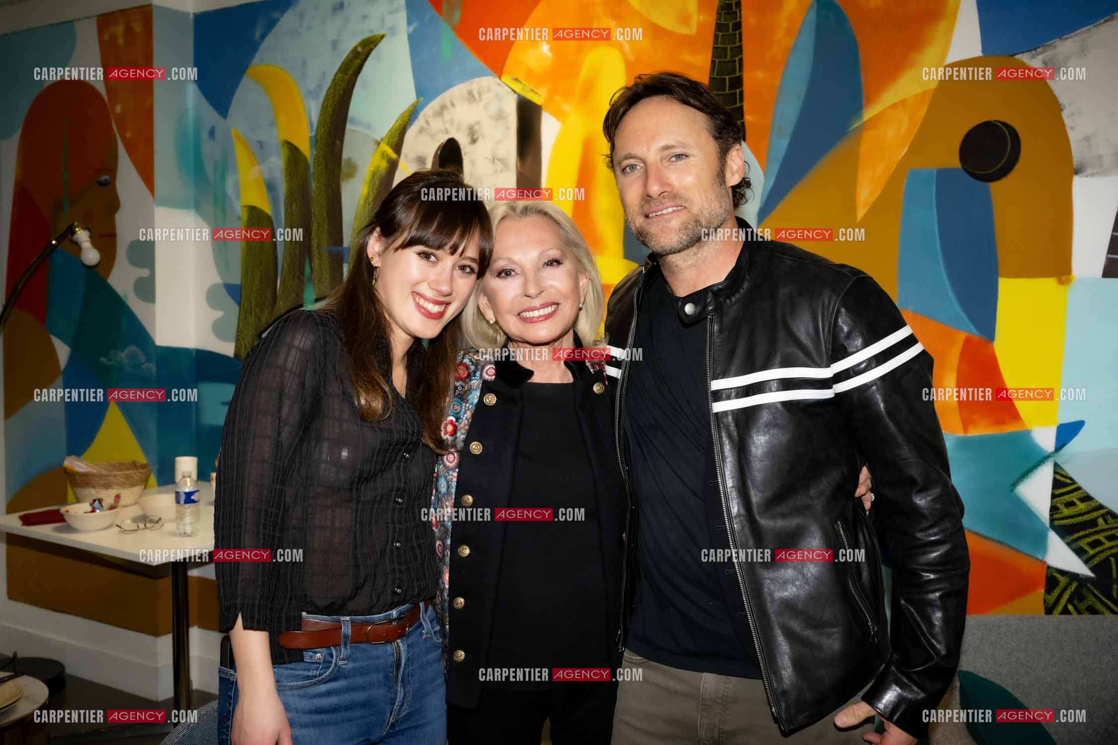 Le chanteur Christopher Stills, fils de Stephen Stills et de Véronique Sanson assurant la première partie des trois concerts à la Seine Musicale de sa mère la chanteuse Véronique Sanson. Dans la loge, Véronique Sanson entourée de sa petite fille Sarenne Stills et de son fils Christopher Stills. ( Exclusif )