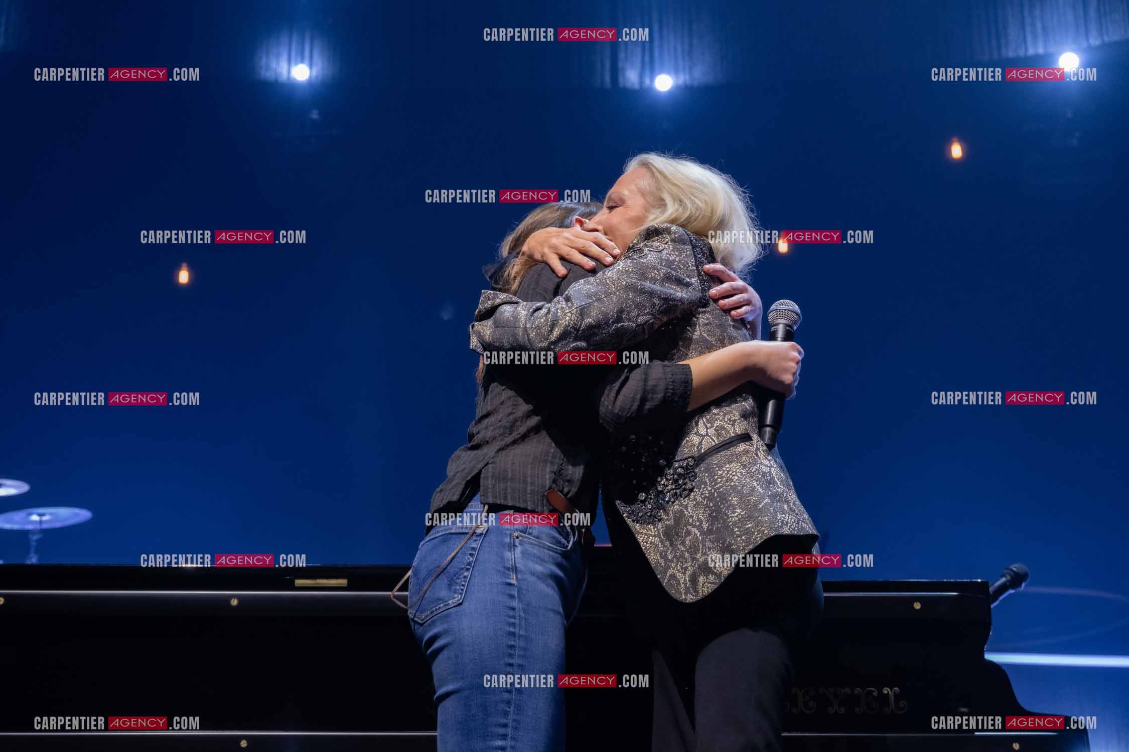 Le chanteur Christopher Stills, fils de Stephen Stills et de Véronique Sanson assurant la première partie des trois concerts à la Seine Musicale de sa mère la chanteuse Véronique Sanson. Sur scène, trois générations. Véronique Sanson avec son fils Christopher Stills et sa petite fille Sarenne Stills. ( Exclusif )