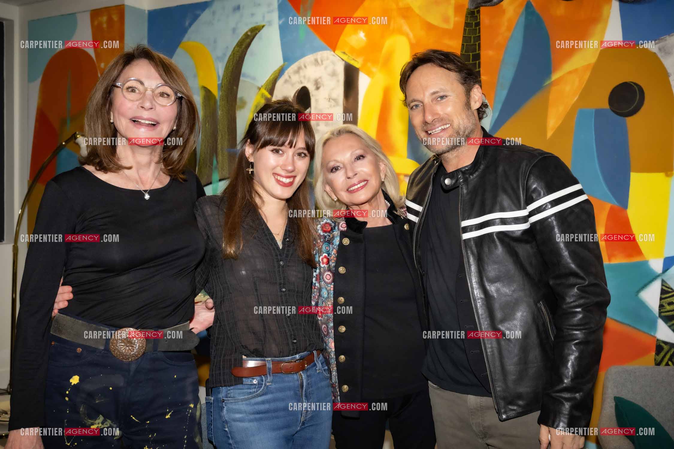 Le chanteur Christopher Stills, fils de Stephen Stills et de Véronique Sanson assurant la première partie des trois concerts à la Seine Musicale de sa mère la chanteuse Véronique Sanson. Sur scène, trois générations. Dans la loge, Véronique Sanson entourée de sa soeur Violaine, sa petite fille Sarenne Stills et son fils Christopher Stills. ( Exclusif )