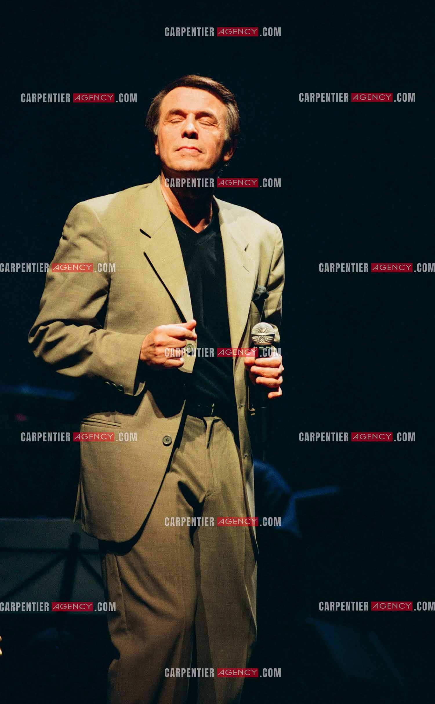 Le chanteur Salvatore Adamo en concert.  ( Exclusif )