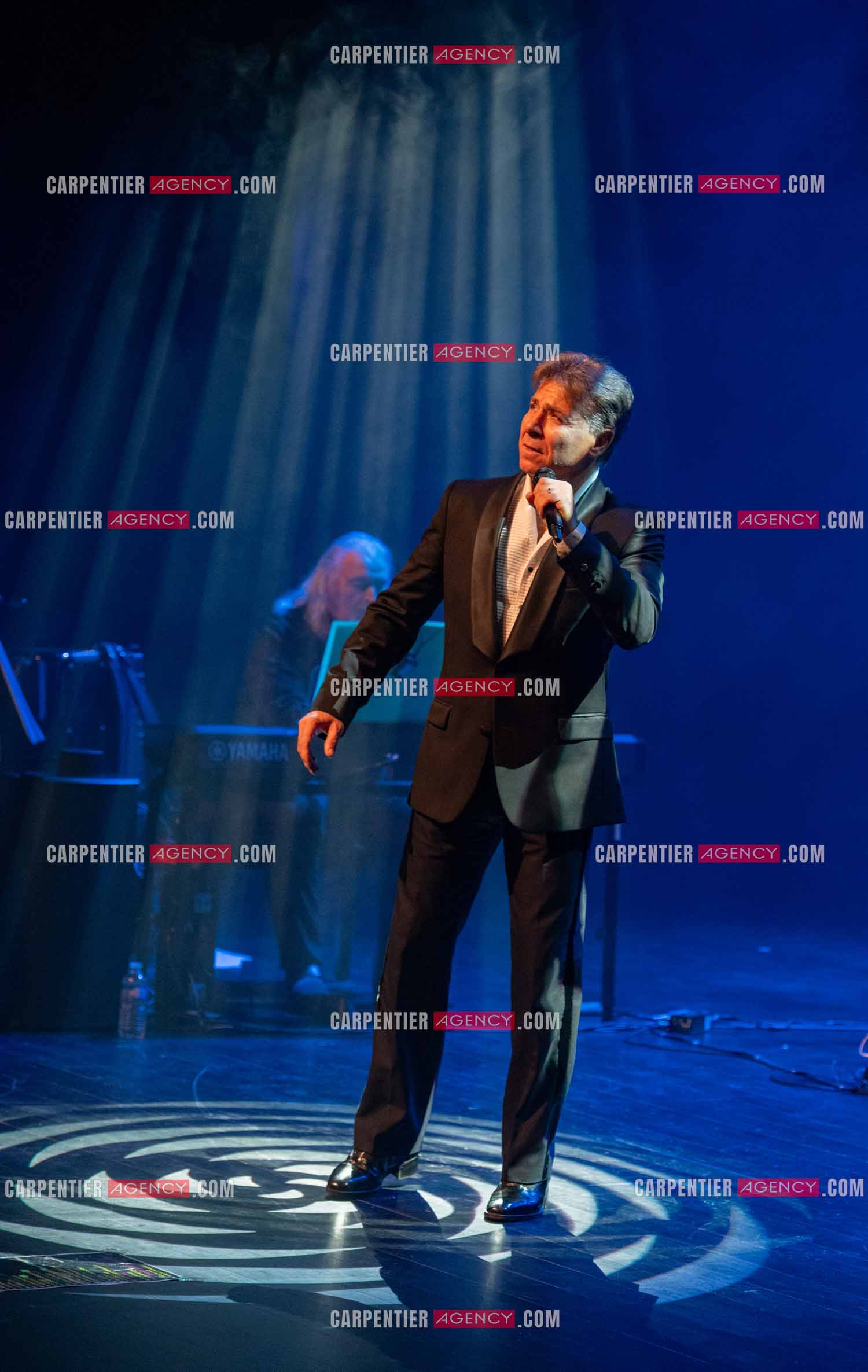 Roberto ALAGNA lors d'un récital ensoleillé de chansons italiennes dans un écrin purement acoustique.
Accompagné par la guitare de Jean-Félix LALANNE, l’accordéon de Roland ROMANELLI et les percussions de Pascal REVA, le ténor interprète les plus belles mélodies traditionnelles et contemporaines qui ont marqué son parcours et nourri ses inspirations.  
Une promenade lumineuse sur le Boulevard des Italiens, entre émotion et passion, au rythme du patrimoine musical méditerranéen.  ( Exclusif )