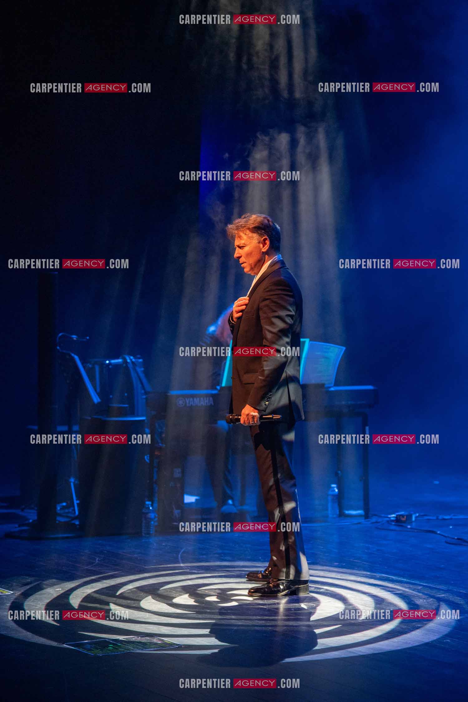 Roberto ALAGNA lors d'un récital ensoleillé de chansons italiennes dans un écrin purement acoustique.
Accompagné par la guitare de Jean-Félix LALANNE, l’accordéon de Roland ROMANELLI et les percussions de Pascal REVA, le ténor interprète les plus belles mélodies traditionnelles et contemporaines qui ont marqué son parcours et nourri ses inspirations.  
Une promenade lumineuse sur le Boulevard des Italiens, entre émotion et passion, au rythme du patrimoine musical méditerranéen.  ( Exclusif )