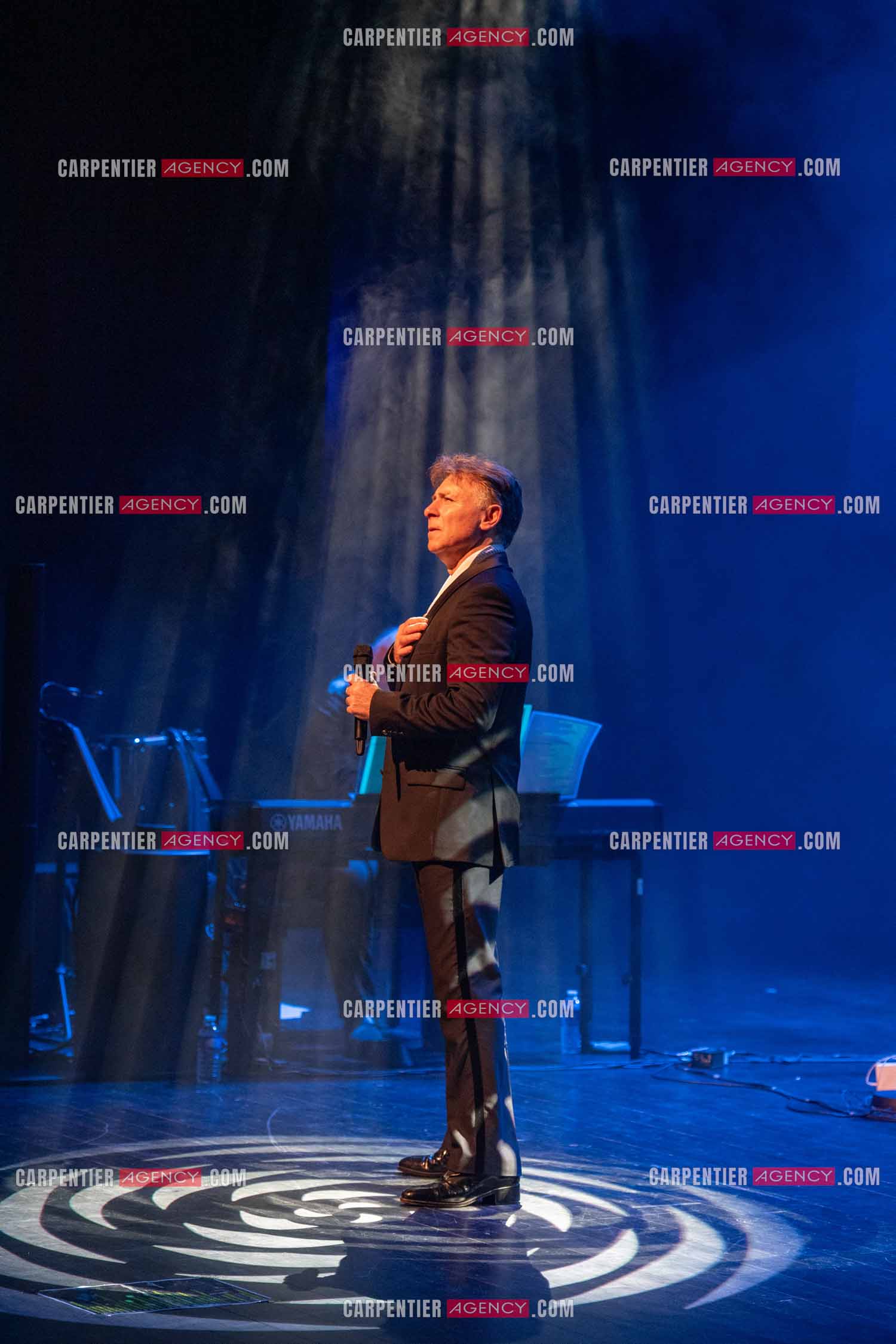 Roberto ALAGNA lors d'un récital ensoleillé de chansons italiennes dans un écrin purement acoustique.
Accompagné par la guitare de Jean-Félix LALANNE, l’accordéon de Roland ROMANELLI et les percussions de Pascal REVA, le ténor interprète les plus belles mélodies traditionnelles et contemporaines qui ont marqué son parcours et nourri ses inspirations.  
Une promenade lumineuse sur le Boulevard des Italiens, entre émotion et passion, au rythme du patrimoine musical méditerranéen.  ( Exclusif )