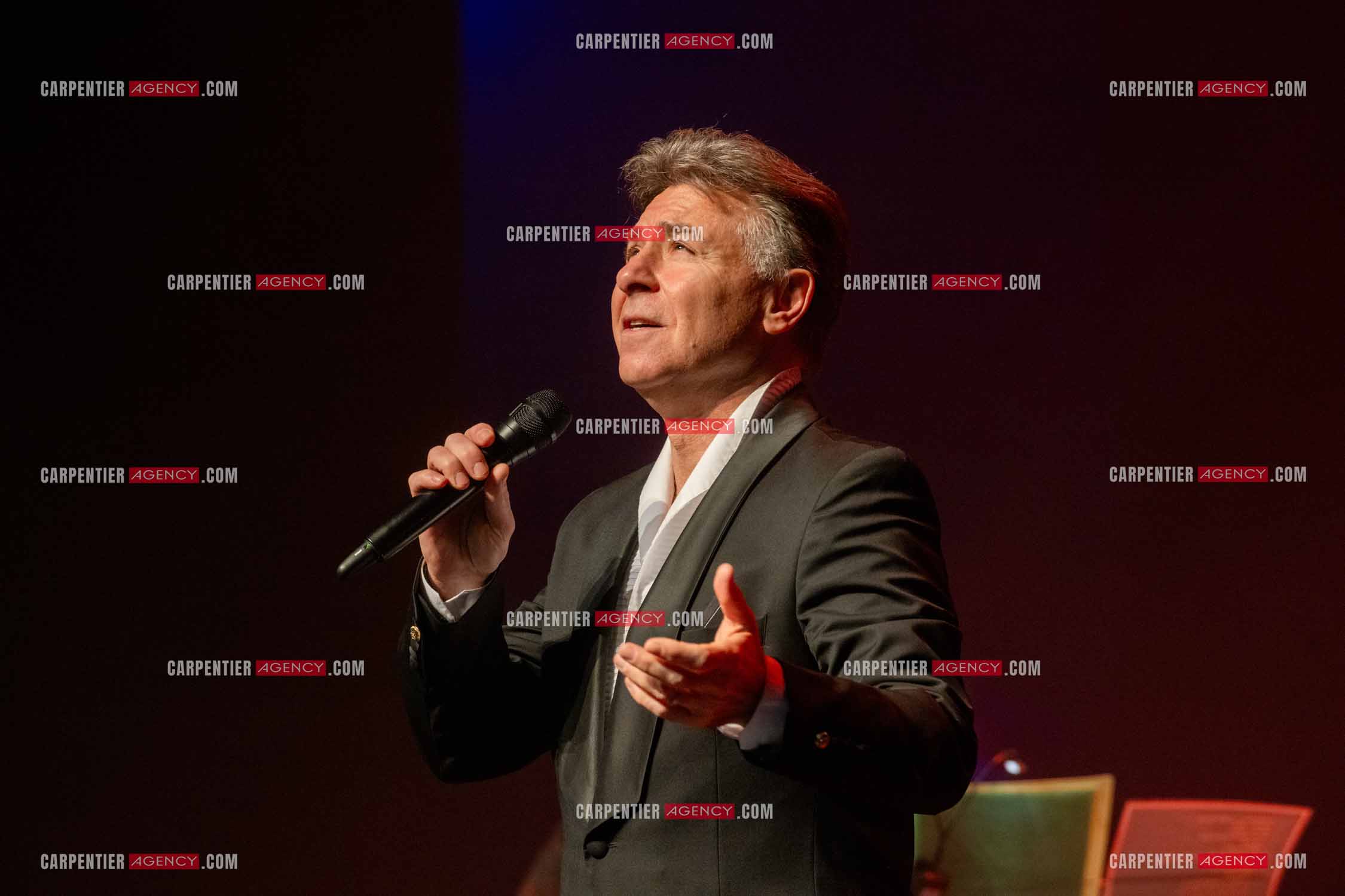 Roberto ALAGNA lors d'un récital ensoleillé de chansons italiennes dans un écrin purement acoustique.
Accompagné par la guitare de Jean-Félix LALANNE, l’accordéon de Roland ROMANELLI et les percussions de Pascal REVA, le ténor interprète les plus belles mélodies traditionnelles et contemporaines qui ont marqué son parcours et nourri ses inspirations.  
Une promenade lumineuse sur le Boulevard des Italiens, entre émotion et passion, au rythme du patrimoine musical méditerranéen.  ( Exclusif )