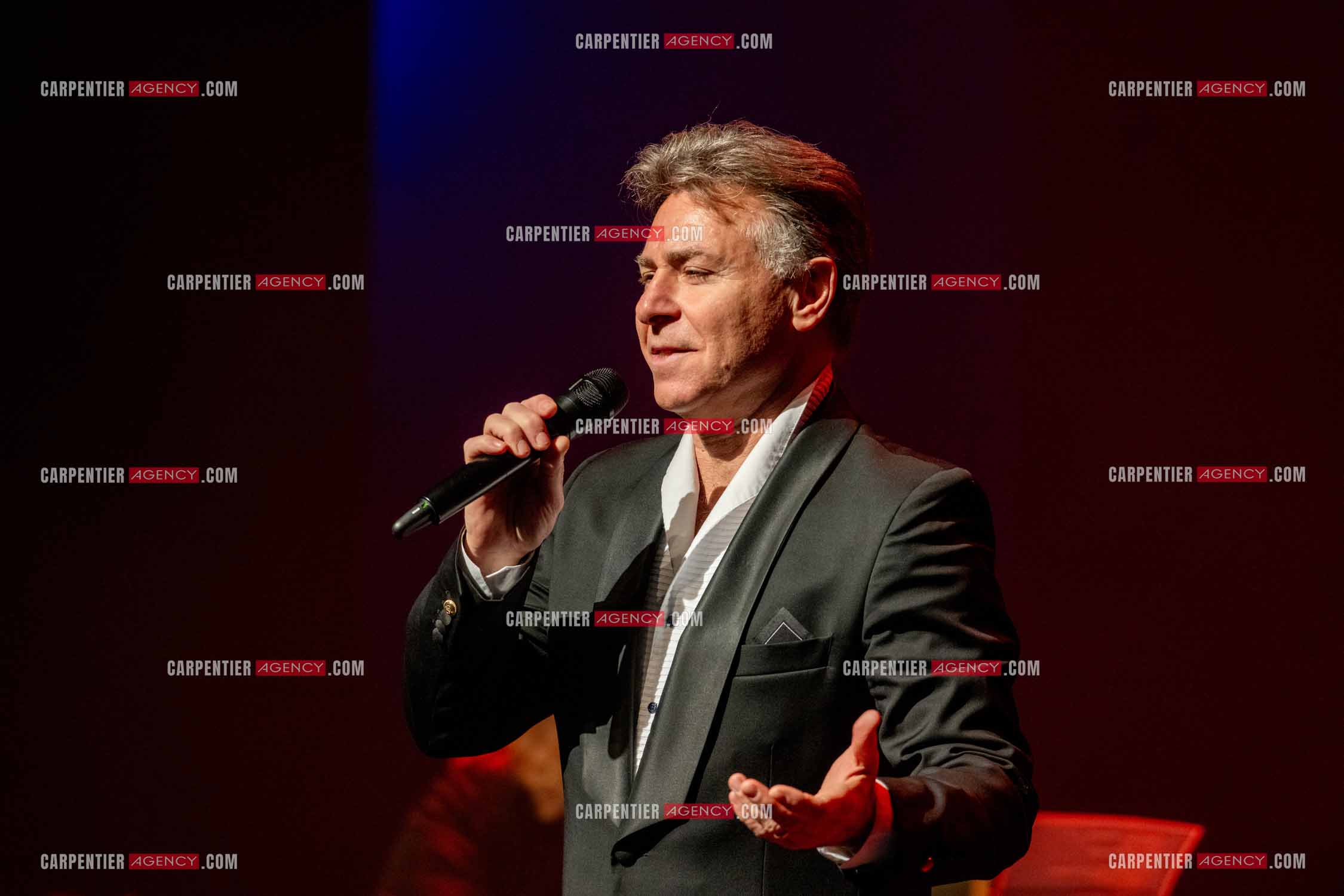 Roberto ALAGNA lors d'un récital ensoleillé de chansons italiennes dans un écrin purement acoustique.
Accompagné par la guitare de Jean-Félix LALANNE, l’accordéon de Roland ROMANELLI et les percussions de Pascal REVA, le ténor interprète les plus belles mélodies traditionnelles et contemporaines qui ont marqué son parcours et nourri ses inspirations.  
Une promenade lumineuse sur le Boulevard des Italiens, entre émotion et passion, au rythme du patrimoine musical méditerranéen.  ( Exclusif )