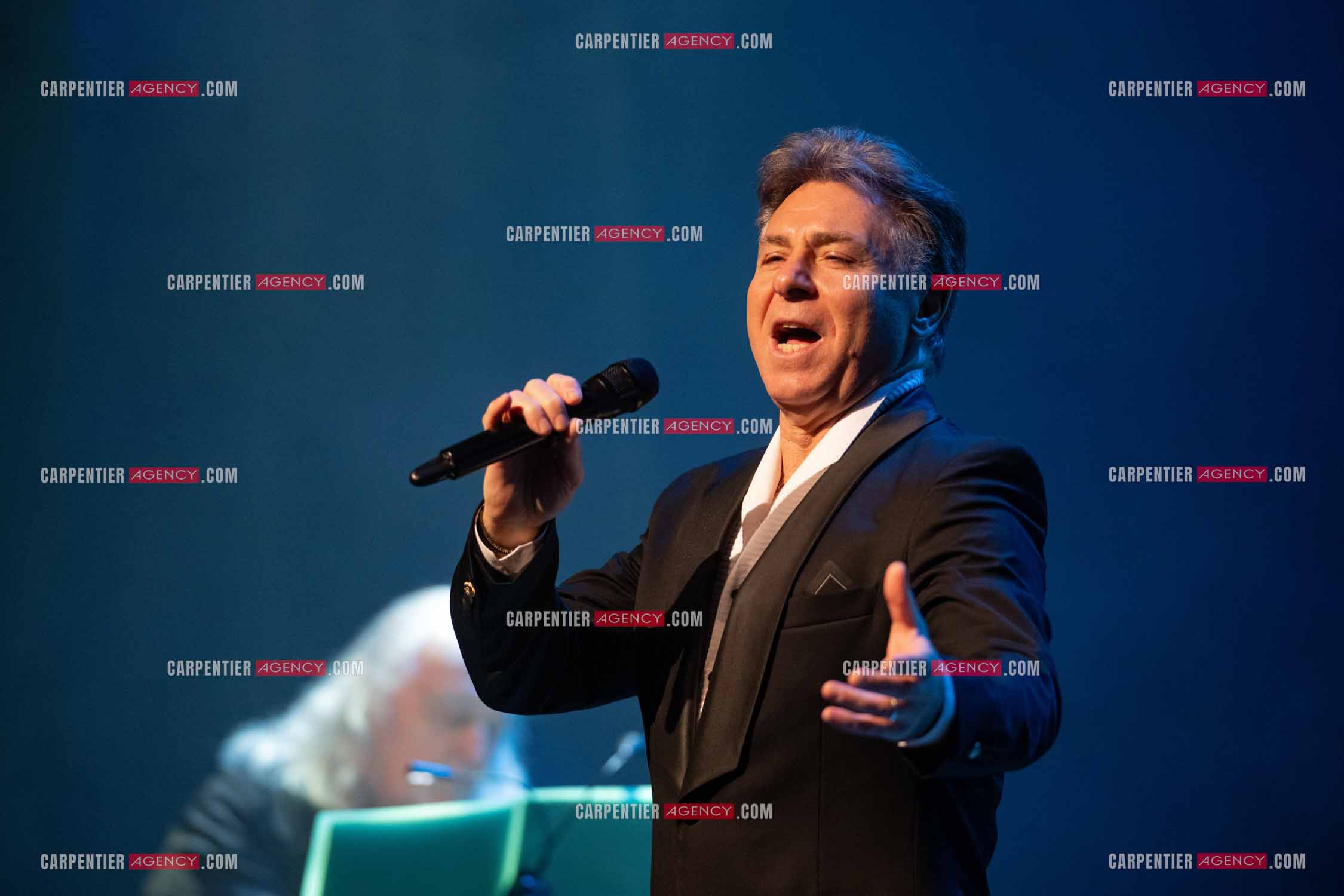 Roberto ALAGNA lors d'un récital ensoleillé de chansons italiennes dans un écrin purement acoustique.
Accompagné par la guitare de Jean-Félix LALANNE, l’accordéon de Roland ROMANELLI et les percussions de Pascal REVA, le ténor interprète les plus belles mélodies traditionnelles et contemporaines qui ont marqué son parcours et nourri ses inspirations.  
Une promenade lumineuse sur le Boulevard des Italiens, entre émotion et passion, au rythme du patrimoine musical méditerranéen.  ( Exclusif )