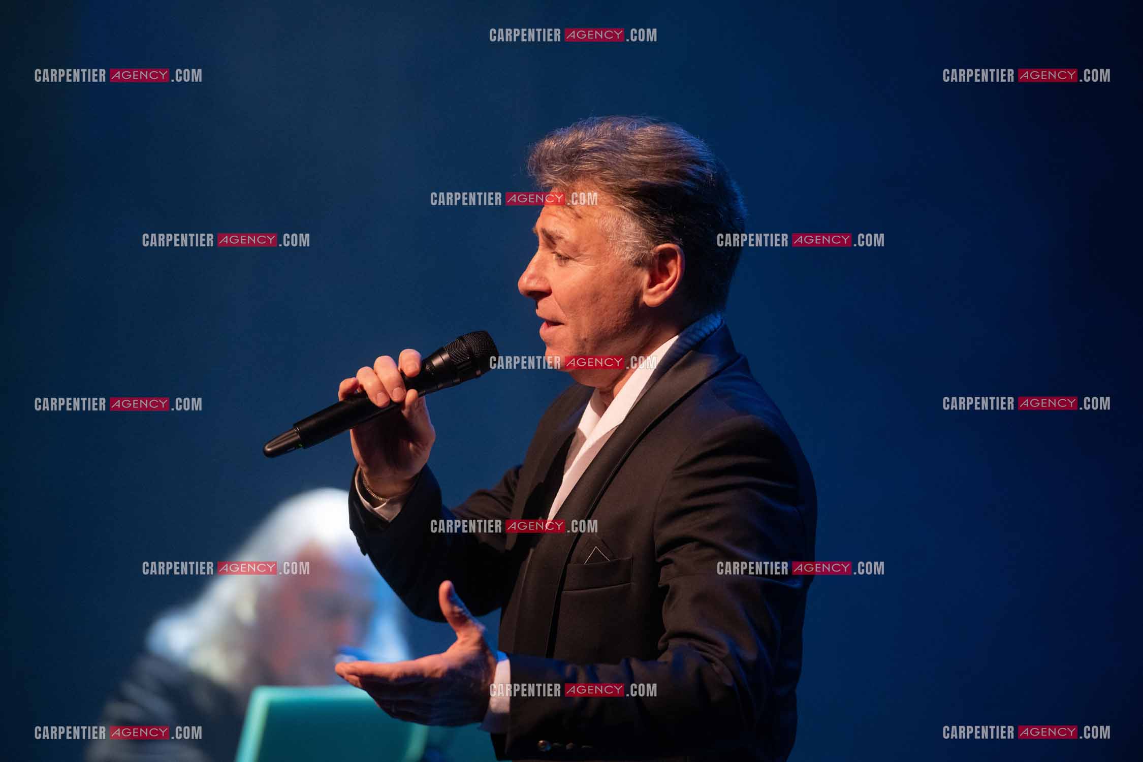 Roberto ALAGNA lors d'un récital ensoleillé de chansons italiennes dans un écrin purement acoustique.
Accompagné par la guitare de Jean-Félix LALANNE, l’accordéon de Roland ROMANELLI et les percussions de Pascal REVA, le ténor interprète les plus belles mélodies traditionnelles et contemporaines qui ont marqué son parcours et nourri ses inspirations.  
Une promenade lumineuse sur le Boulevard des Italiens, entre émotion et passion, au rythme du patrimoine musical méditerranéen.  ( Exclusif )