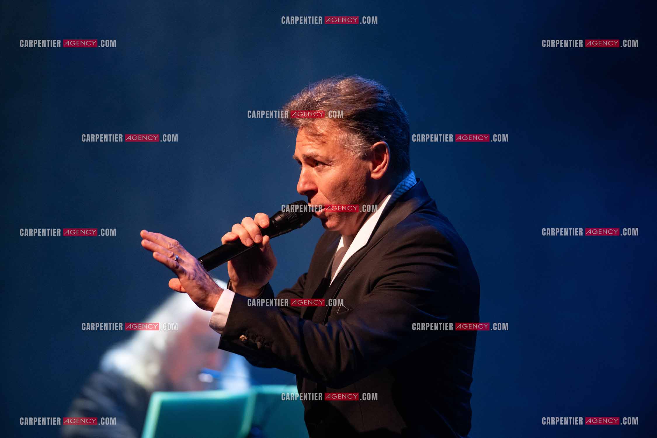 Roberto ALAGNA lors d'un récital ensoleillé de chansons italiennes dans un écrin purement acoustique.
Accompagné par la guitare de Jean-Félix LALANNE, l’accordéon de Roland ROMANELLI et les percussions de Pascal REVA, le ténor interprète les plus belles mélodies traditionnelles et contemporaines qui ont marqué son parcours et nourri ses inspirations.  
Une promenade lumineuse sur le Boulevard des Italiens, entre émotion et passion, au rythme du patrimoine musical méditerranéen.  ( Exclusif )