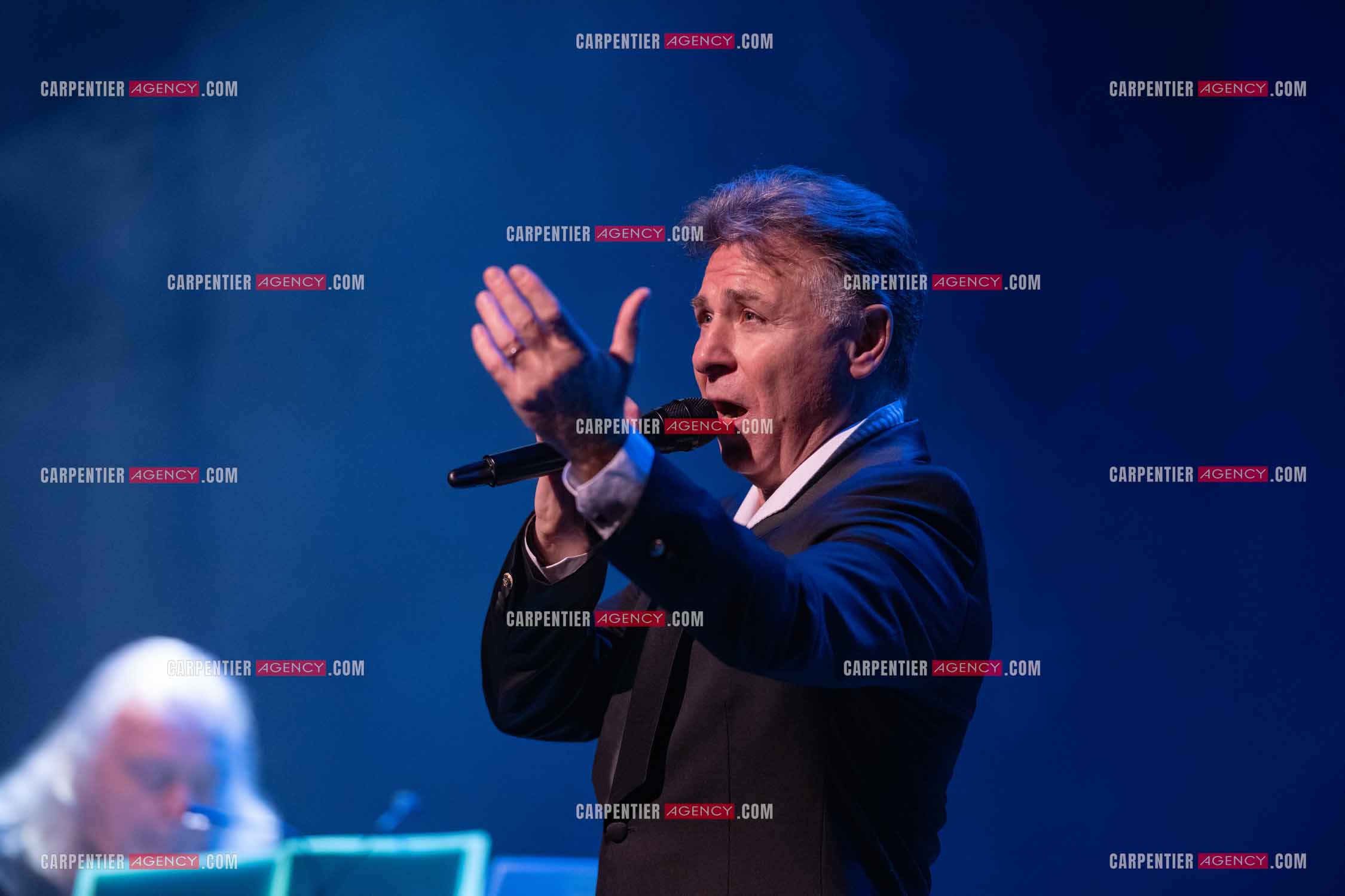 Roberto ALAGNA lors d'un récital ensoleillé de chansons italiennes dans un écrin purement acoustique.
Accompagné par la guitare de Jean-Félix LALANNE, l’accordéon de Roland ROMANELLI et les percussions de Pascal REVA, le ténor interprète les plus belles mélodies traditionnelles et contemporaines qui ont marqué son parcours et nourri ses inspirations.  
Une promenade lumineuse sur le Boulevard des Italiens, entre émotion et passion, au rythme du patrimoine musical méditerranéen.  ( Exclusif )