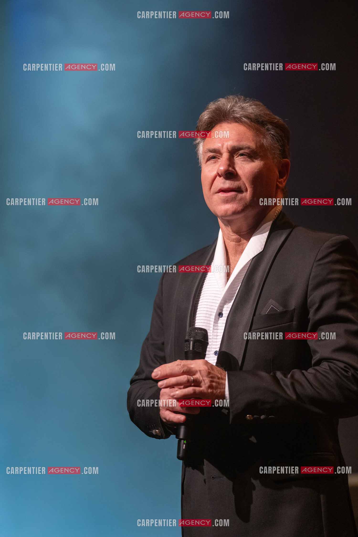 Roberto ALAGNA lors d'un récital ensoleillé de chansons italiennes dans un écrin purement acoustique.
Accompagné par la guitare de Jean-Félix LALANNE, l’accordéon de Roland ROMANELLI et les percussions de Pascal REVA, le ténor interprète les plus belles mélodies traditionnelles et contemporaines qui ont marqué son parcours et nourri ses inspirations.  
Une promenade lumineuse sur le Boulevard des Italiens, entre émotion et passion, au rythme du patrimoine musical méditerranéen.  ( Exclusif )