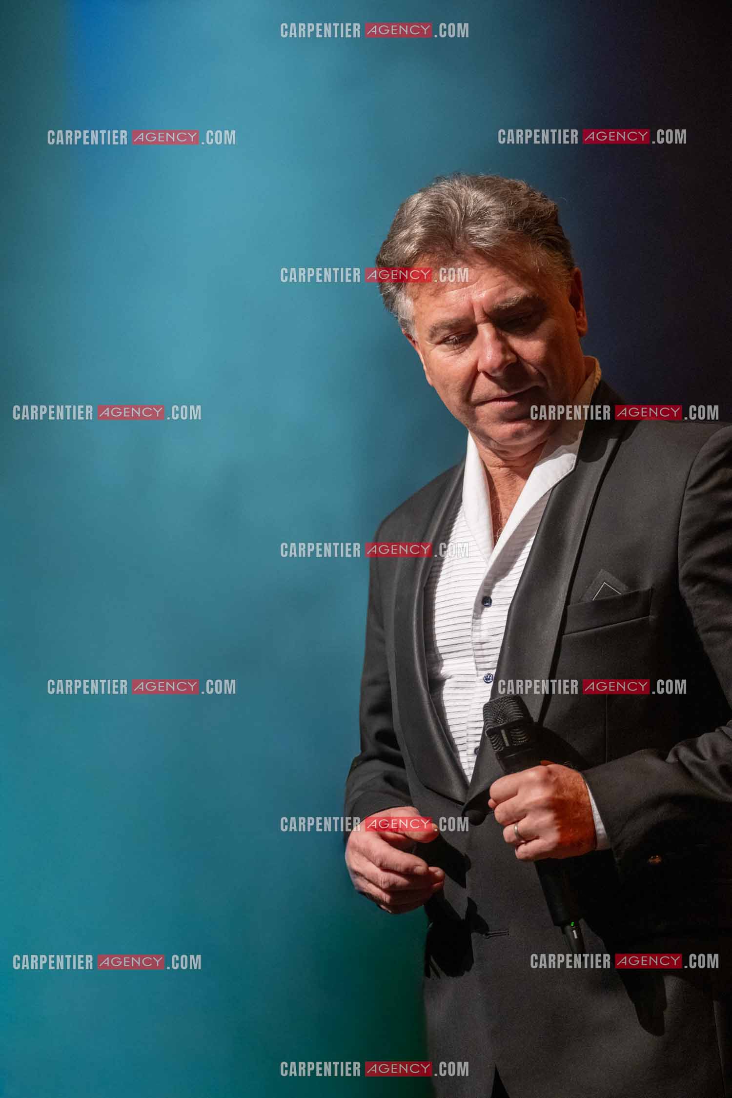 Roberto ALAGNA lors d'un récital ensoleillé de chansons italiennes dans un écrin purement acoustique.
Accompagné par la guitare de Jean-Félix LALANNE, l’accordéon de Roland ROMANELLI et les percussions de Pascal REVA, le ténor interprète les plus belles mélodies traditionnelles et contemporaines qui ont marqué son parcours et nourri ses inspirations.  
Une promenade lumineuse sur le Boulevard des Italiens, entre émotion et passion, au rythme du patrimoine musical méditerranéen.  ( Exclusif )