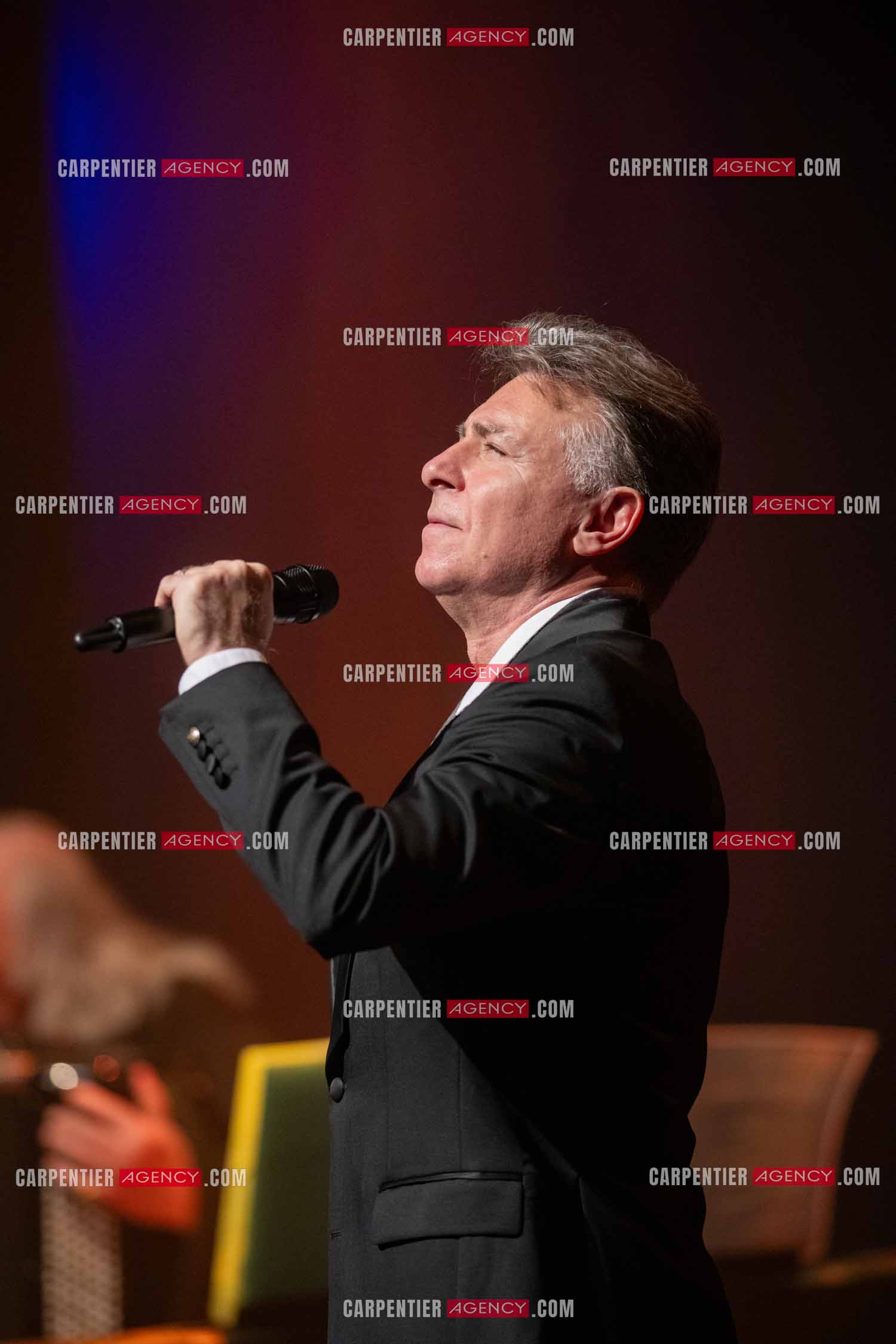 Roberto ALAGNA lors d'un récital ensoleillé de chansons italiennes dans un écrin purement acoustique.
Accompagné par la guitare de Jean-Félix LALANNE, l’accordéon de Roland ROMANELLI et les percussions de Pascal REVA, le ténor interprète les plus belles mélodies traditionnelles et contemporaines qui ont marqué son parcours et nourri ses inspirations.  
Une promenade lumineuse sur le Boulevard des Italiens, entre émotion et passion, au rythme du patrimoine musical méditerranéen.  ( Exclusif )