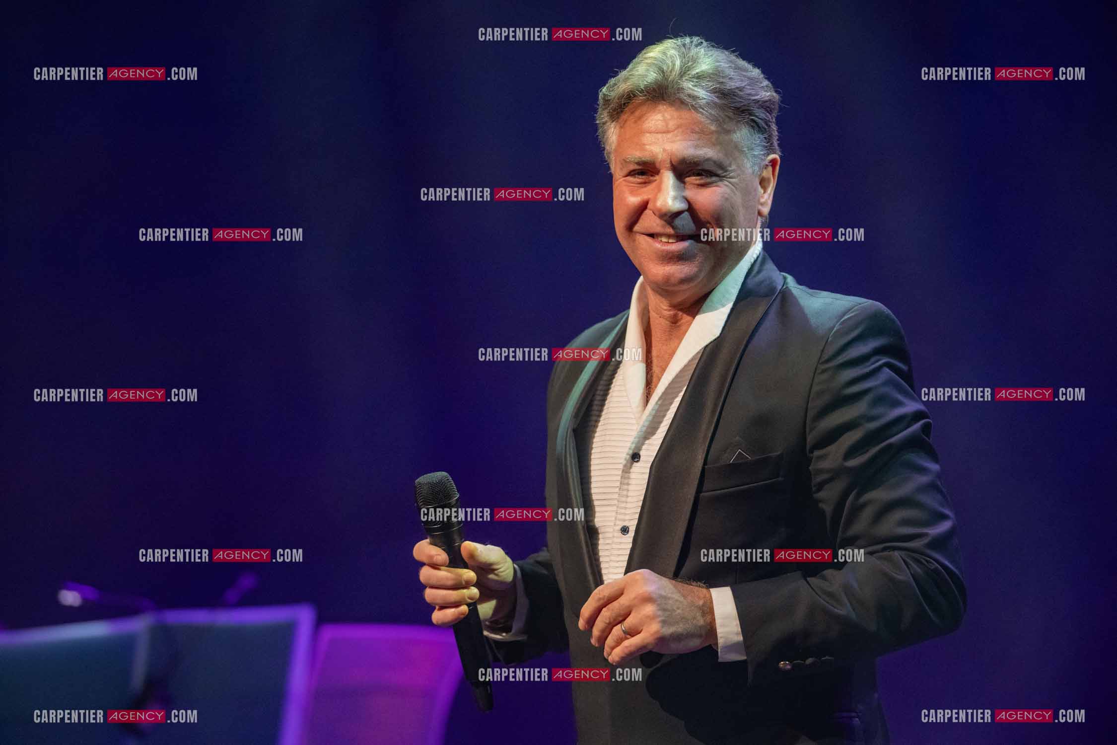 Roberto ALAGNA lors d'un récital ensoleillé de chansons italiennes dans un écrin purement acoustique.
Accompagné par la guitare de Jean-Félix LALANNE, l’accordéon de Roland ROMANELLI et les percussions de Pascal REVA, le ténor interprète les plus belles mélodies traditionnelles et contemporaines qui ont marqué son parcours et nourri ses inspirations.  
Une promenade lumineuse sur le Boulevard des Italiens, entre émotion et passion, au rythme du patrimoine musical méditerranéen.  ( Exclusif )