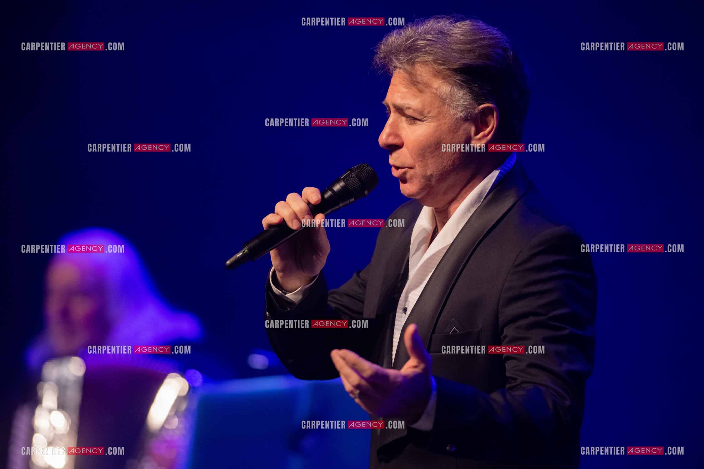 Roberto ALAGNA lors d'un récital ensoleillé de chansons italiennes dans un écrin purement acoustique.
Accompagné par la guitare de Jean-Félix LALANNE, l’accordéon de Roland ROMANELLI et les percussions de Pascal REVA, le ténor interprète les plus belles mélodies traditionnelles et contemporaines qui ont marqué son parcours et nourri ses inspirations.  
Une promenade lumineuse sur le Boulevard des Italiens, entre émotion et passion, au rythme du patrimoine musical méditerranéen.  ( Exclusif )