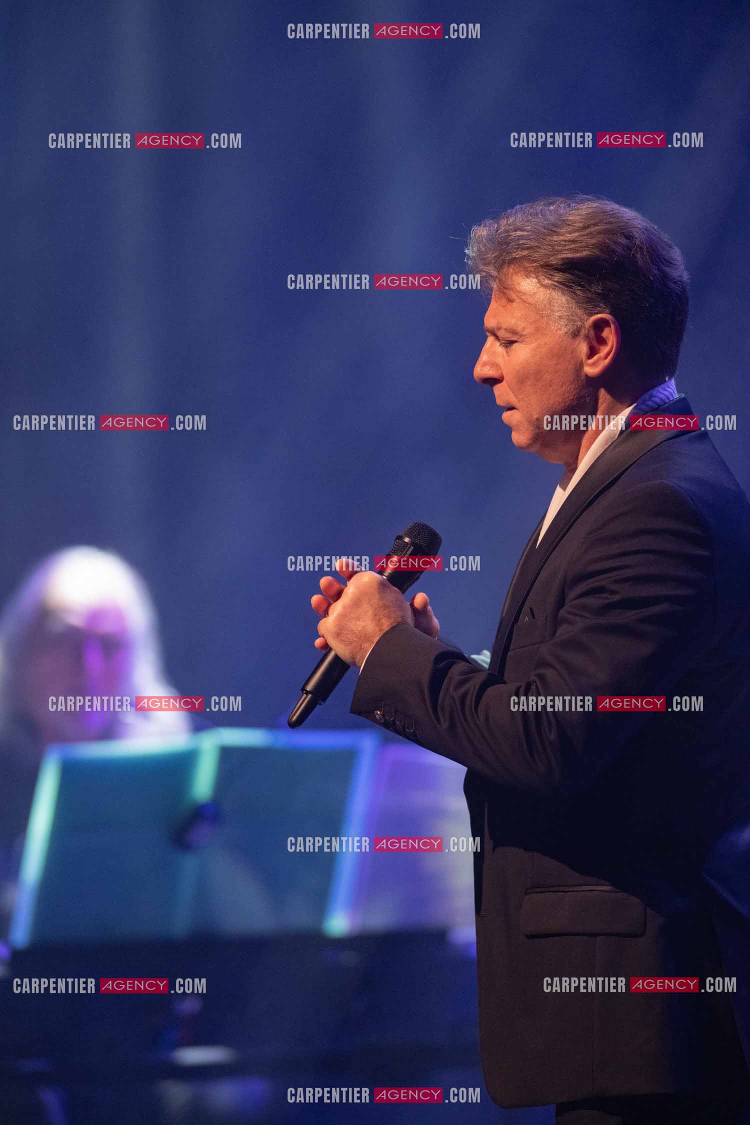 Roberto ALAGNA lors d'un récital ensoleillé de chansons italiennes dans un écrin purement acoustique.
Accompagné par la guitare de Jean-Félix LALANNE, l’accordéon de Roland ROMANELLI et les percussions de Pascal REVA, le ténor interprète les plus belles mélodies traditionnelles et contemporaines qui ont marqué son parcours et nourri ses inspirations.  
Une promenade lumineuse sur le Boulevard des Italiens, entre émotion et passion, au rythme du patrimoine musical méditerranéen.  ( Exclusif )