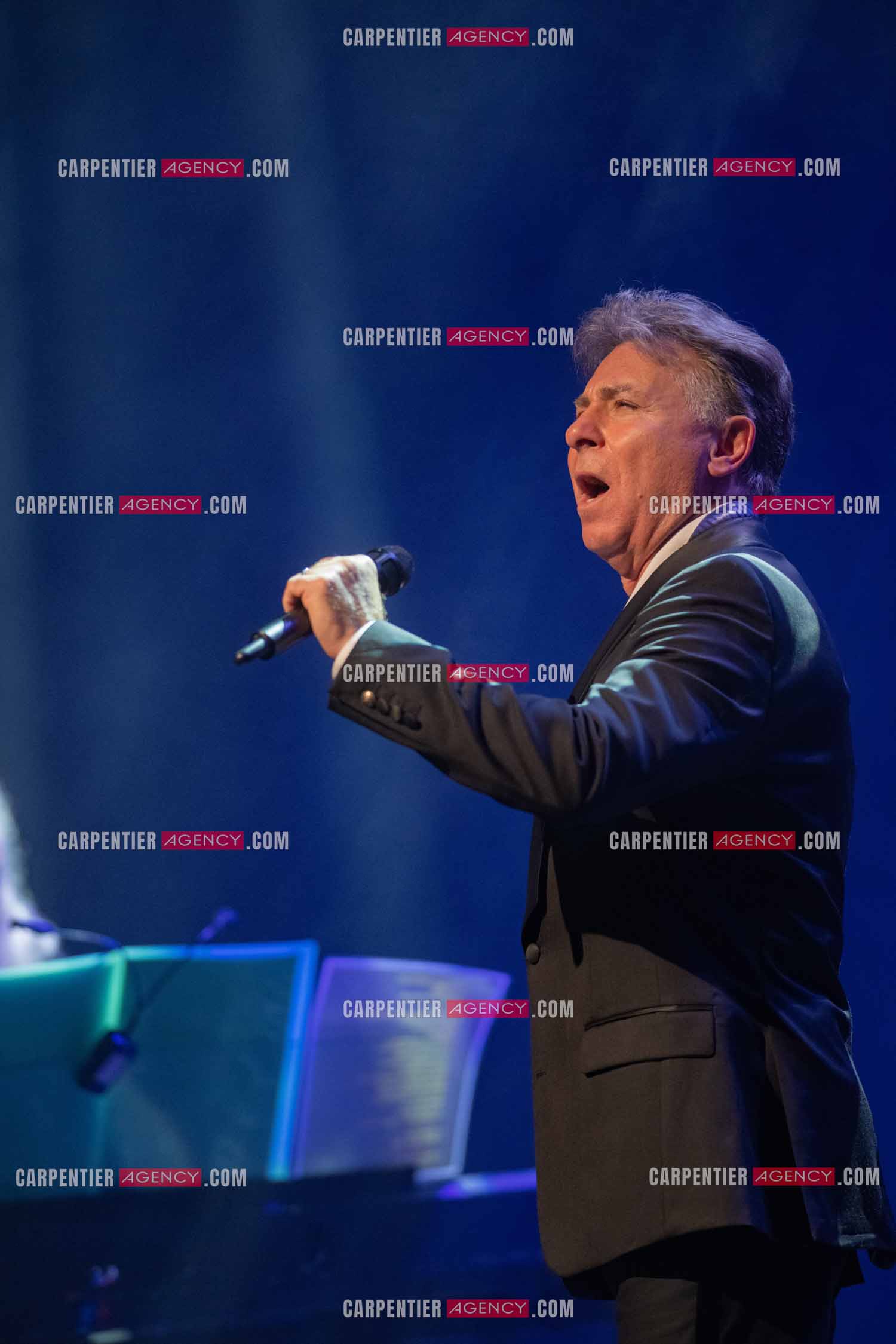 Roberto ALAGNA lors d'un récital ensoleillé de chansons italiennes dans un écrin purement acoustique.
Accompagné par la guitare de Jean-Félix LALANNE, l’accordéon de Roland ROMANELLI et les percussions de Pascal REVA, le ténor interprète les plus belles mélodies traditionnelles et contemporaines qui ont marqué son parcours et nourri ses inspirations.  
Une promenade lumineuse sur le Boulevard des Italiens, entre émotion et passion, au rythme du patrimoine musical méditerranéen.  ( Exclusif )