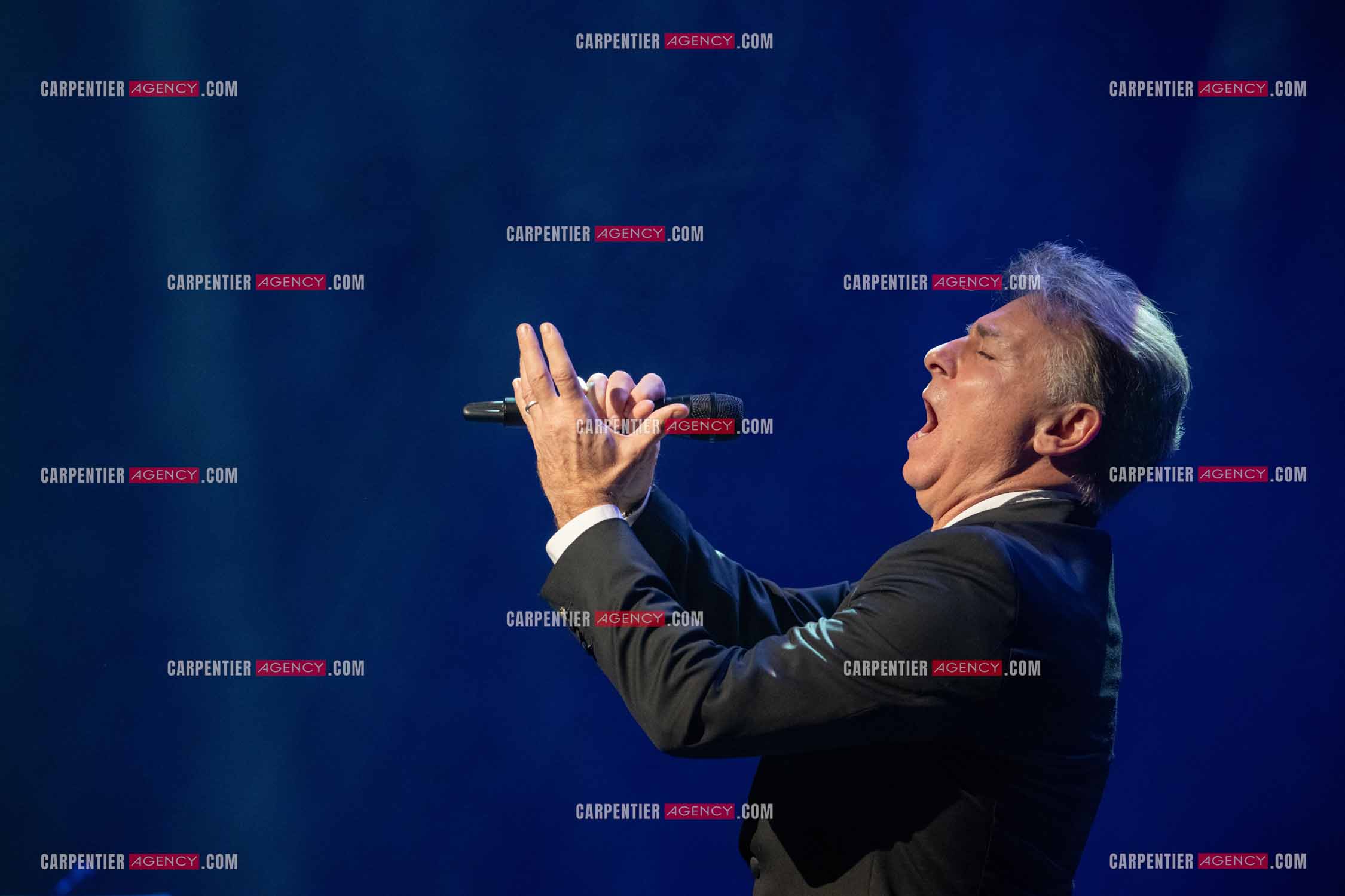 Roberto ALAGNA lors d'un récital ensoleillé de chansons italiennes dans un écrin purement acoustique.
Accompagné par la guitare de Jean-Félix LALANNE, l’accordéon de Roland ROMANELLI et les percussions de Pascal REVA, le ténor interprète les plus belles mélodies traditionnelles et contemporaines qui ont marqué son parcours et nourri ses inspirations.  
Une promenade lumineuse sur le Boulevard des Italiens, entre émotion et passion, au rythme du patrimoine musical méditerranéen.  ( Exclusif )