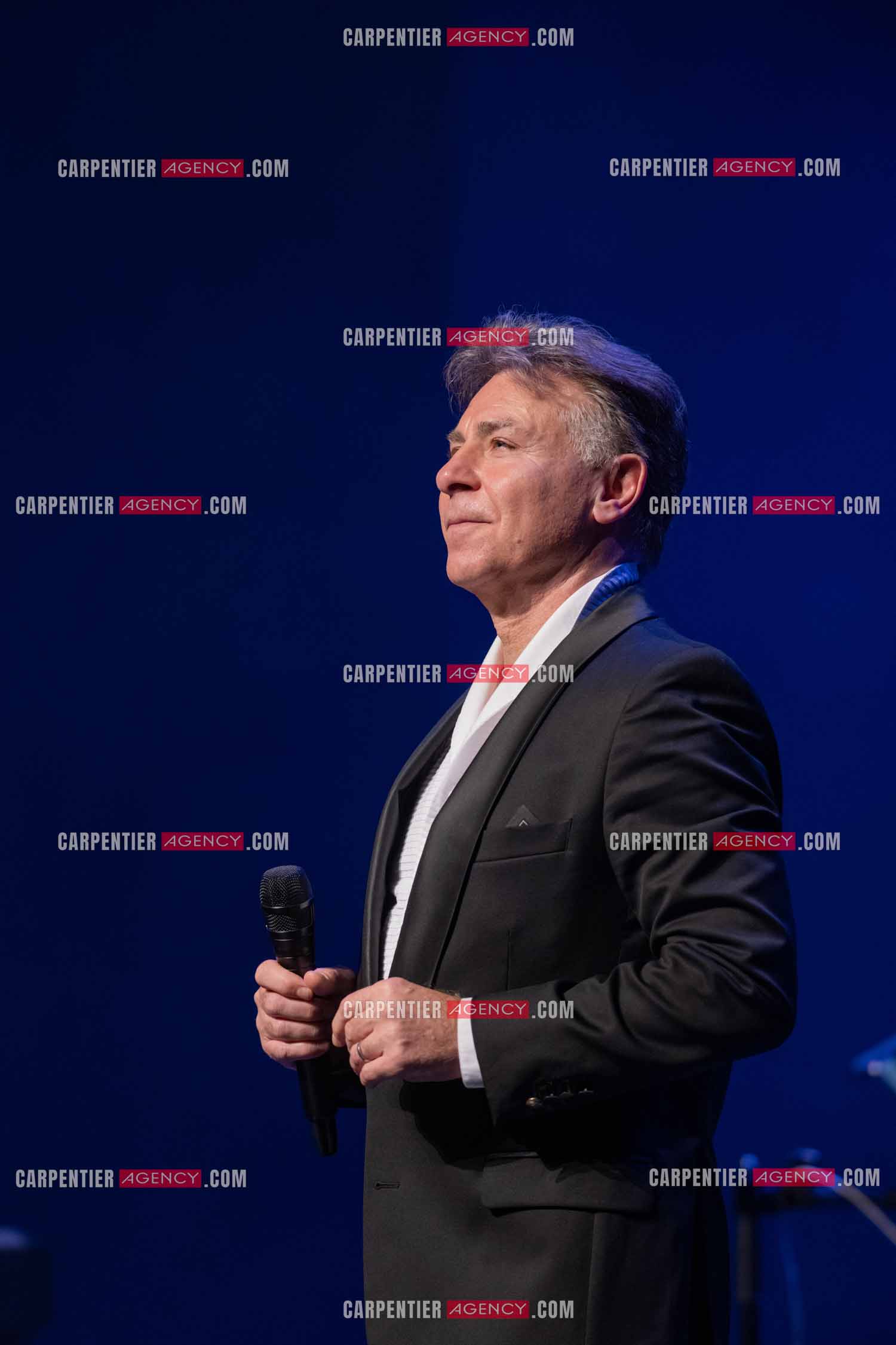 Roberto ALAGNA lors d'un récital ensoleillé de chansons italiennes dans un écrin purement acoustique.
Accompagné par la guitare de Jean-Félix LALANNE, l’accordéon de Roland ROMANELLI et les percussions de Pascal REVA, le ténor interprète les plus belles mélodies traditionnelles et contemporaines qui ont marqué son parcours et nourri ses inspirations.  
Une promenade lumineuse sur le Boulevard des Italiens, entre émotion et passion, au rythme du patrimoine musical méditerranéen.  ( Exclusif )