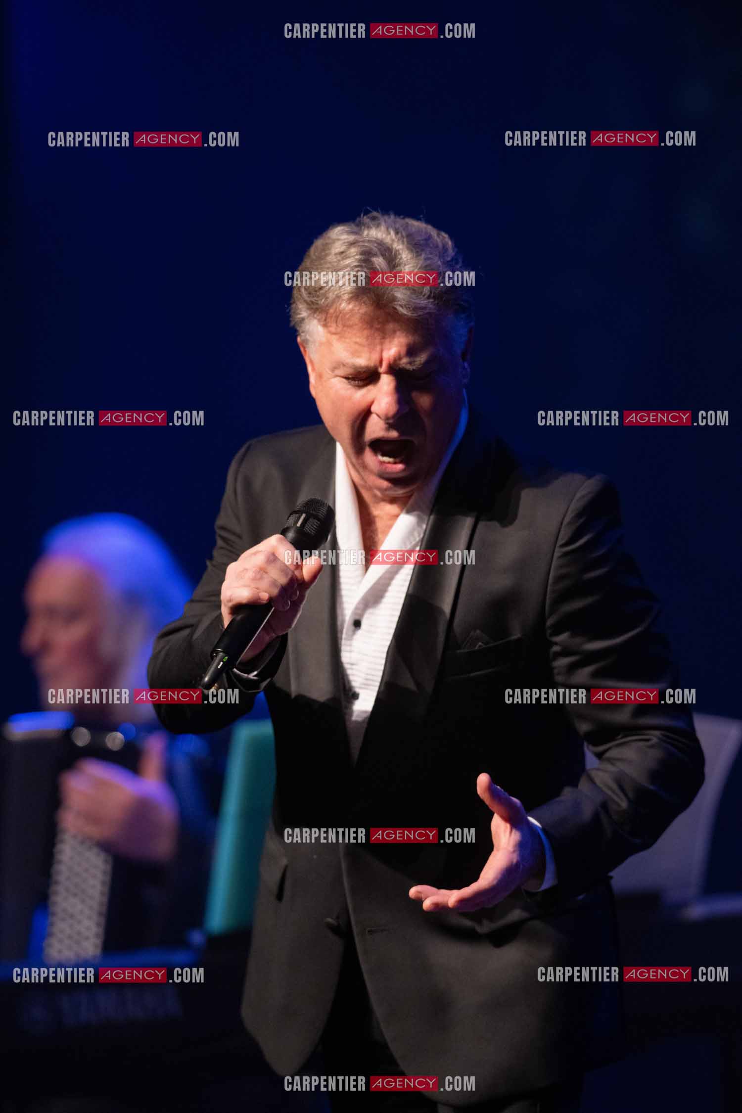 Roberto ALAGNA lors d'un récital ensoleillé de chansons italiennes dans un écrin purement acoustique.
Accompagné par la guitare de Jean-Félix LALANNE, l’accordéon de Roland ROMANELLI et les percussions de Pascal REVA, le ténor interprète les plus belles mélodies traditionnelles et contemporaines qui ont marqué son parcours et nourri ses inspirations.  
Une promenade lumineuse sur le Boulevard des Italiens, entre émotion et passion, au rythme du patrimoine musical méditerranéen.  ( Exclusif )