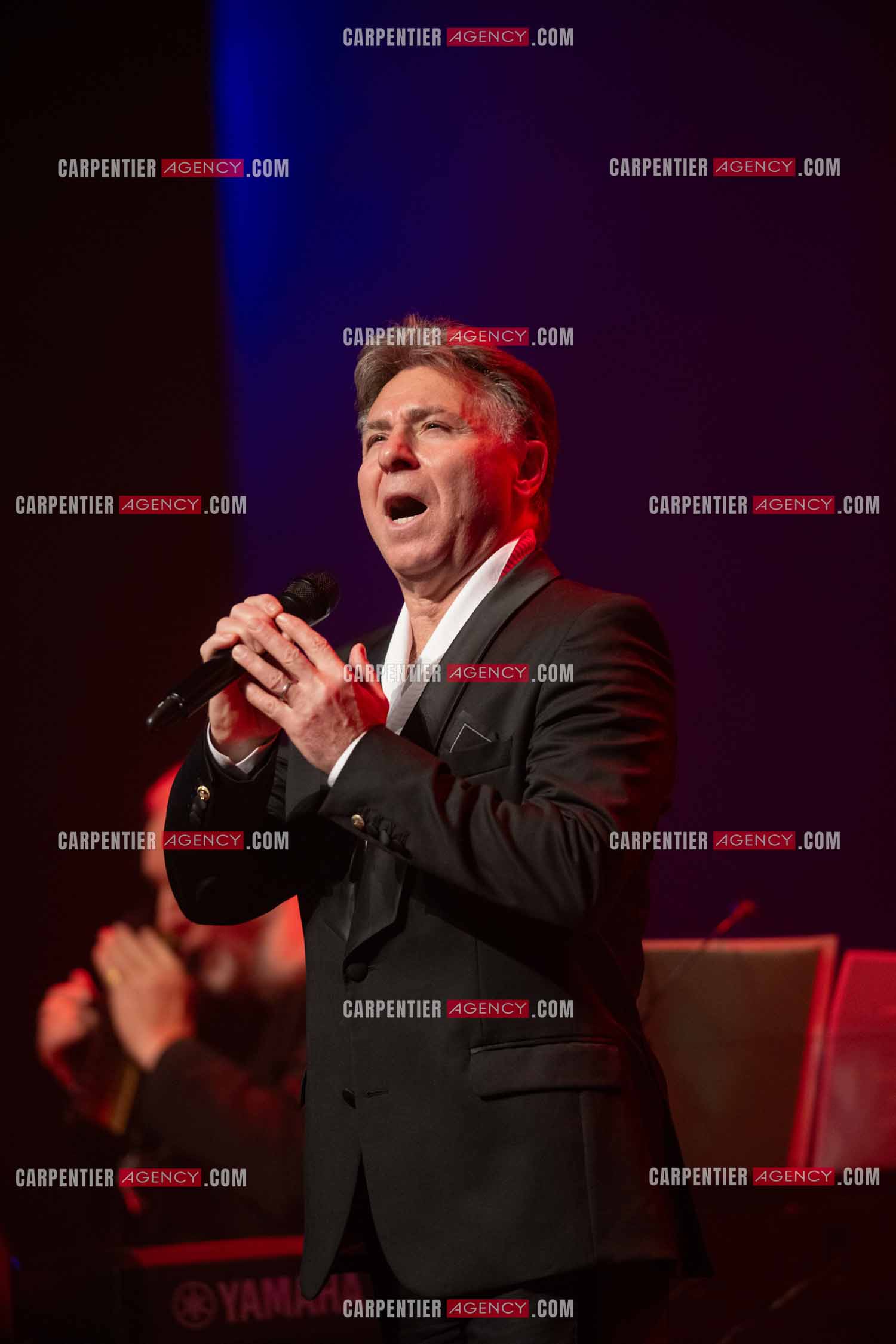 Roberto ALAGNA lors d'un récital ensoleillé de chansons italiennes dans un écrin purement acoustique.
Accompagné par la guitare de Jean-Félix LALANNE, l’accordéon de Roland ROMANELLI et les percussions de Pascal REVA, le ténor interprète les plus belles mélodies traditionnelles et contemporaines qui ont marqué son parcours et nourri ses inspirations.  
Une promenade lumineuse sur le Boulevard des Italiens, entre émotion et passion, au rythme du patrimoine musical méditerranéen.  ( Exclusif )