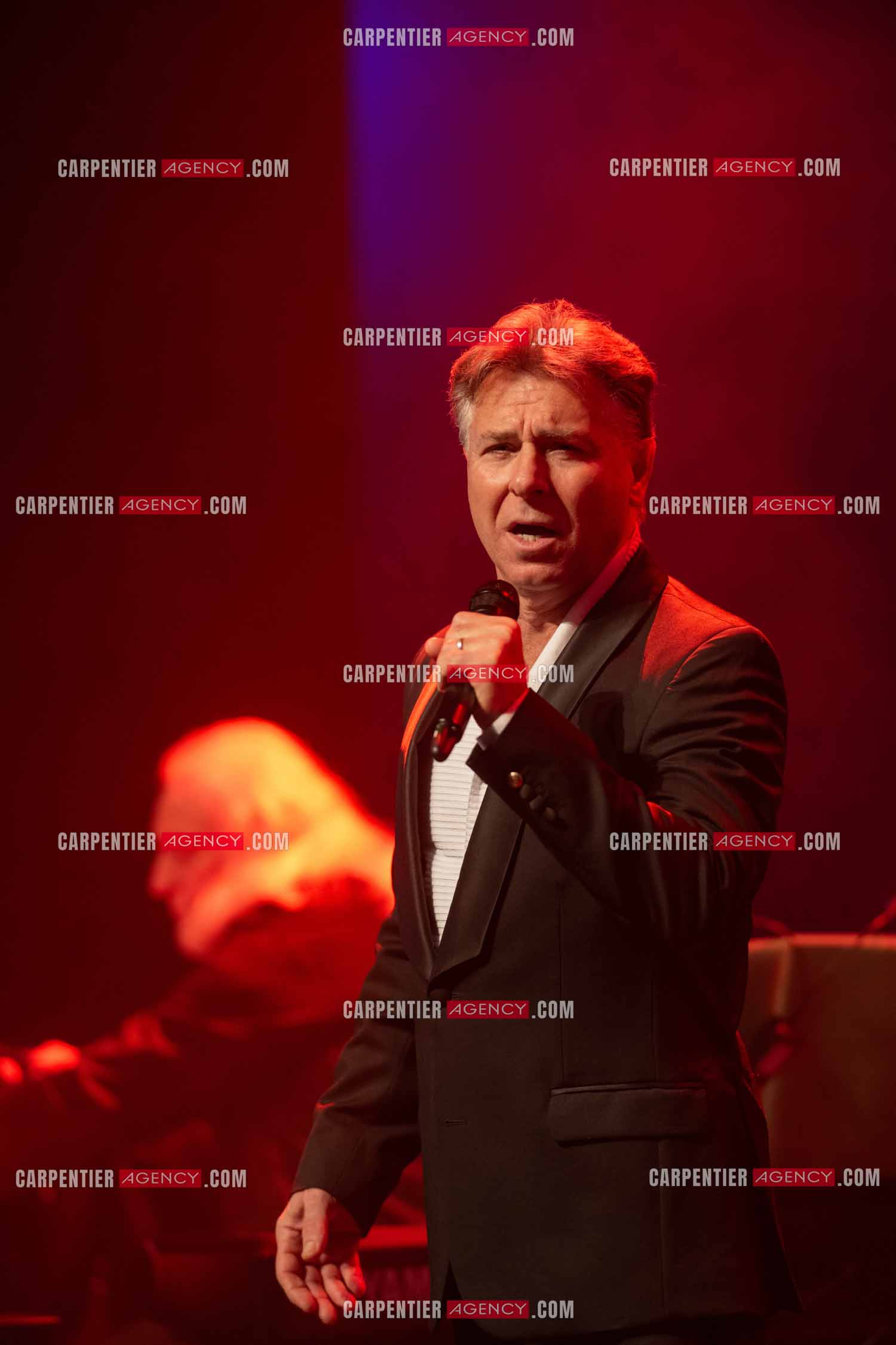 Roberto ALAGNA lors d'un récital ensoleillé de chansons italiennes dans un écrin purement acoustique.
Accompagné par la guitare de Jean-Félix LALANNE, l’accordéon de Roland ROMANELLI et les percussions de Pascal REVA, le ténor interprète les plus belles mélodies traditionnelles et contemporaines qui ont marqué son parcours et nourri ses inspirations.  
Une promenade lumineuse sur le Boulevard des Italiens, entre émotion et passion, au rythme du patrimoine musical méditerranéen.  ( Exclusif )