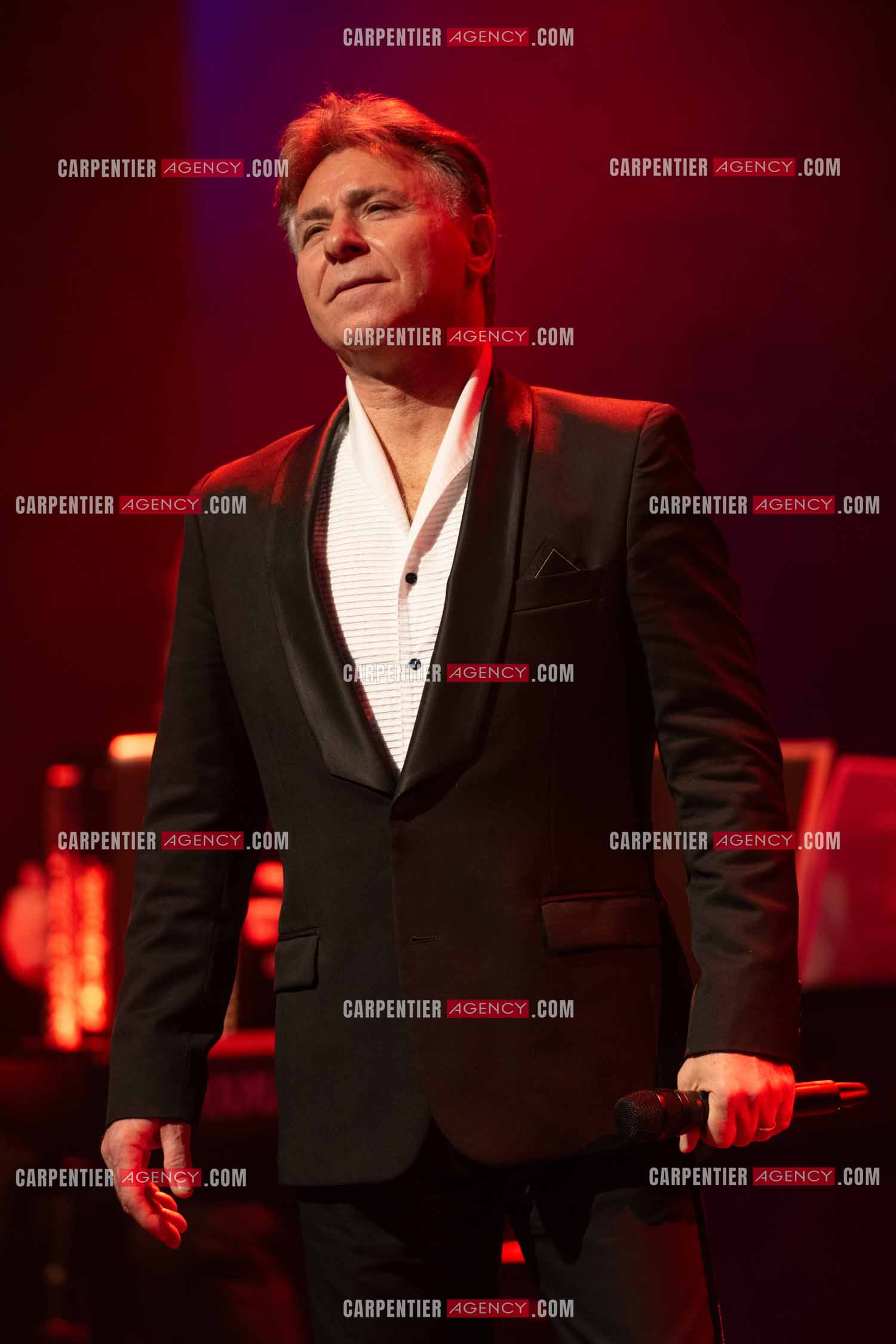 Roberto ALAGNA lors d'un récital ensoleillé de chansons italiennes dans un écrin purement acoustique.
Accompagné par la guitare de Jean-Félix LALANNE, l’accordéon de Roland ROMANELLI et les percussions de Pascal REVA, le ténor interprète les plus belles mélodies traditionnelles et contemporaines qui ont marqué son parcours et nourri ses inspirations.  
Une promenade lumineuse sur le Boulevard des Italiens, entre émotion et passion, au rythme du patrimoine musical méditerranéen.  ( Exclusif )