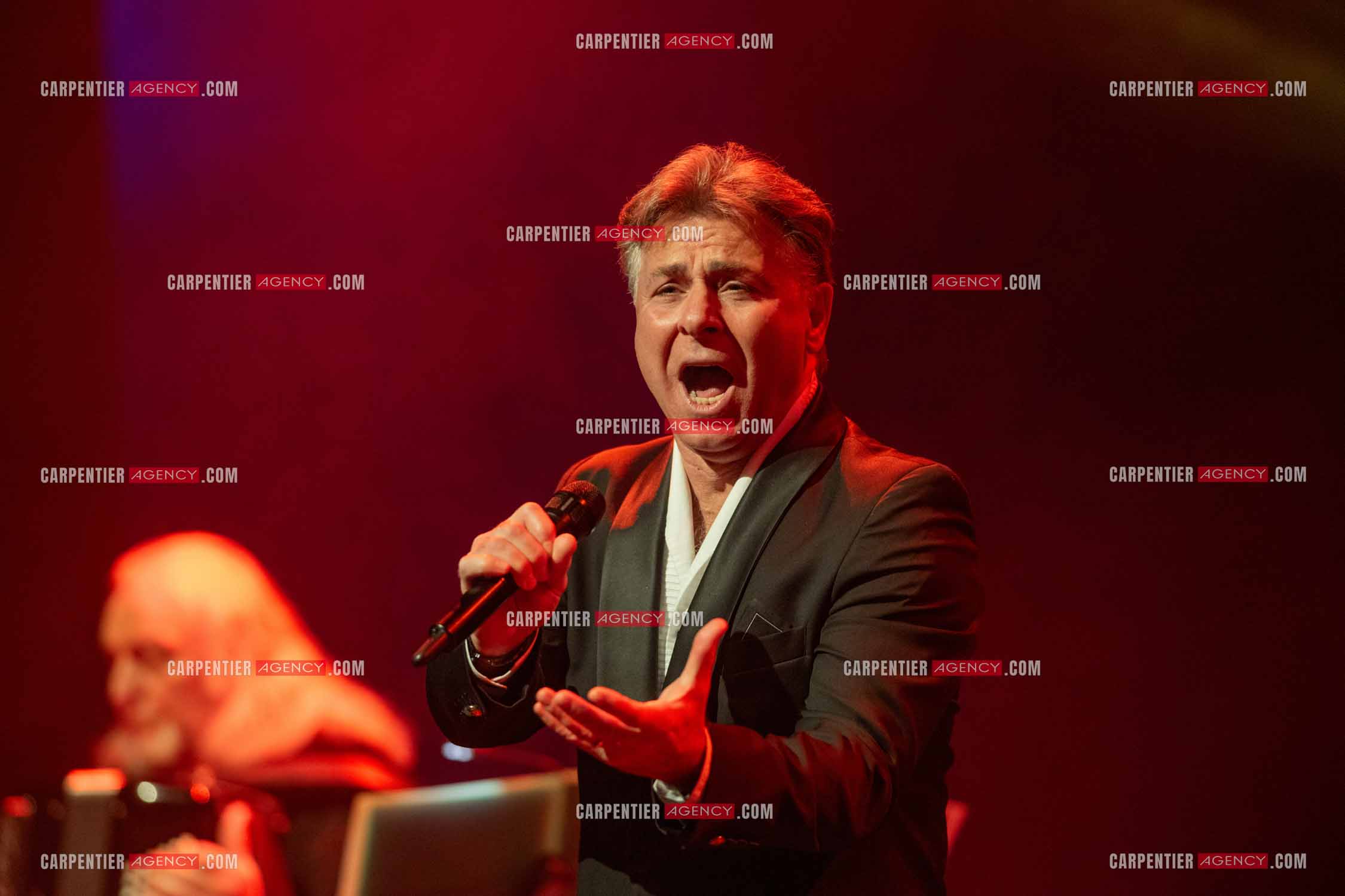 Roberto ALAGNA lors d'un récital ensoleillé de chansons italiennes dans un écrin purement acoustique.
Accompagné par la guitare de Jean-Félix LALANNE, l’accordéon de Roland ROMANELLI et les percussions de Pascal REVA, le ténor interprète les plus belles mélodies traditionnelles et contemporaines qui ont marqué son parcours et nourri ses inspirations.  
Une promenade lumineuse sur le Boulevard des Italiens, entre émotion et passion, au rythme du patrimoine musical méditerranéen.  ( Exclusif )