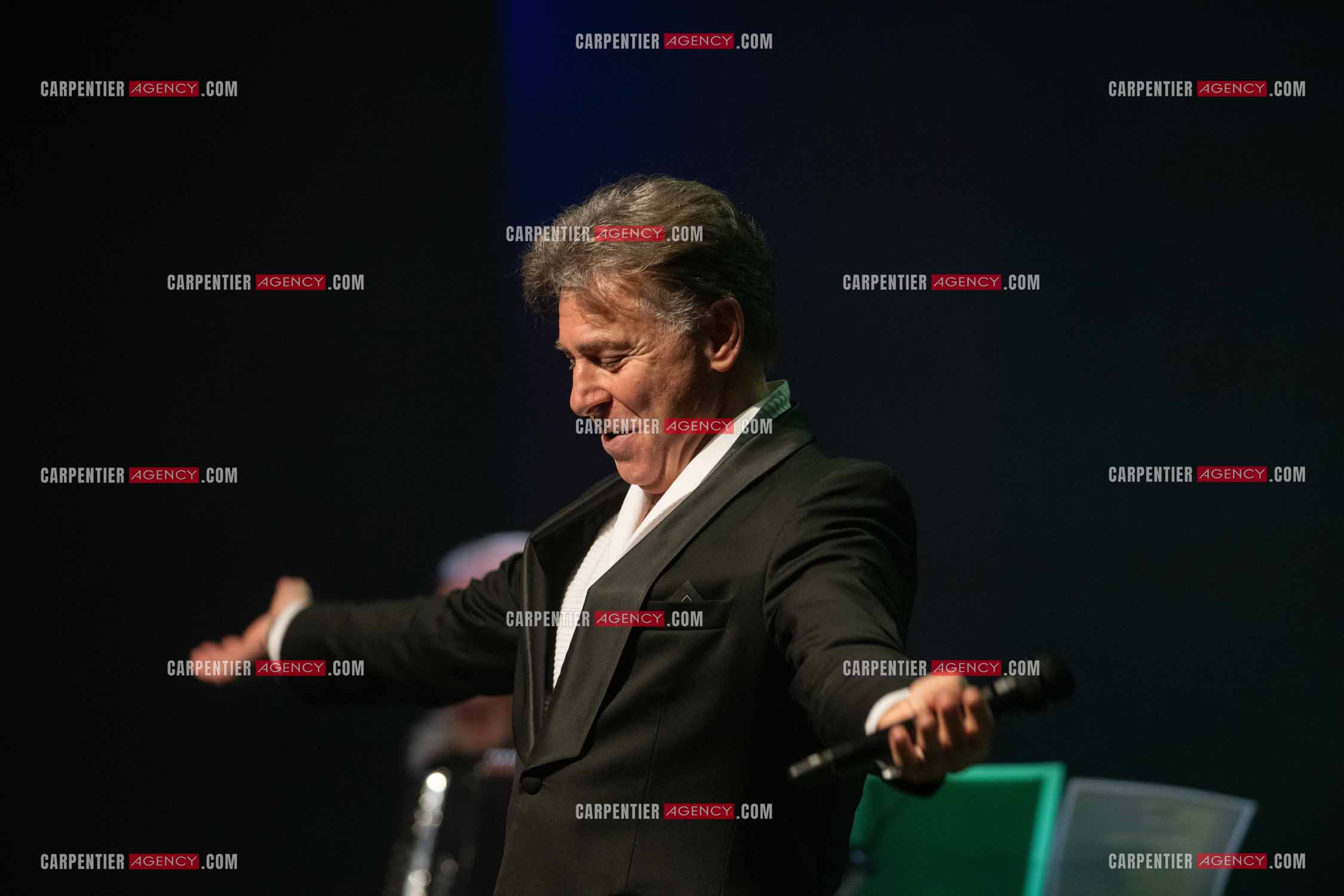 Roberto ALAGNA lors d'un récital ensoleillé de chansons italiennes dans un écrin purement acoustique.
Accompagné par la guitare de Jean-Félix LALANNE, l’accordéon de Roland ROMANELLI et les percussions de Pascal REVA, le ténor interprète les plus belles mélodies traditionnelles et contemporaines qui ont marqué son parcours et nourri ses inspirations.  
Une promenade lumineuse sur le Boulevard des Italiens, entre émotion et passion, au rythme du patrimoine musical méditerranéen.  ( Exclusif )