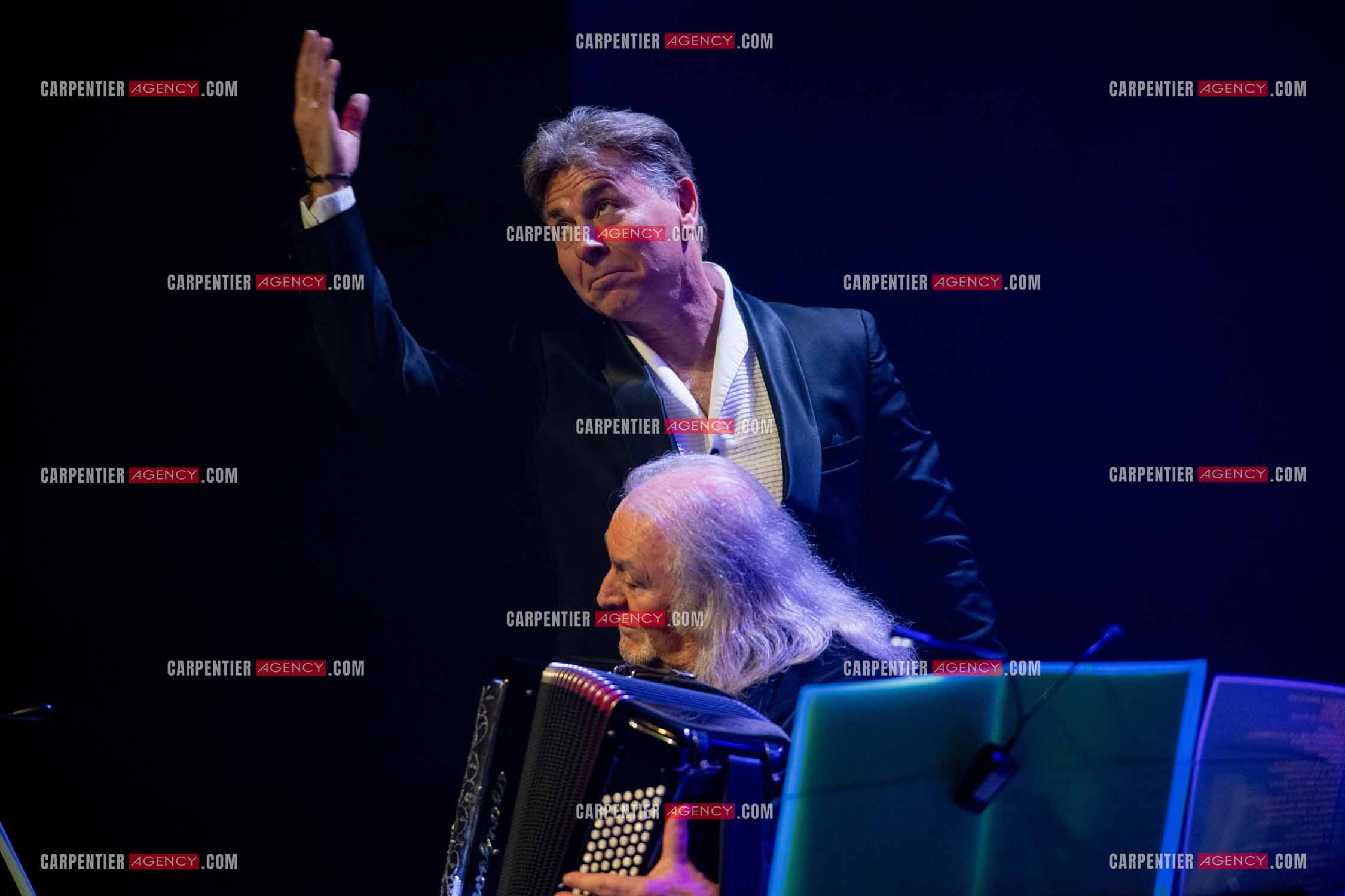 Roberto ALAGNA lors d'un récital ensoleillé de chansons italiennes dans un écrin purement acoustique.
Accompagné par la guitare de Jean-Félix LALANNE, l’accordéon de Roland ROMANELLI et les percussions de Pascal REVA, le ténor interprète les plus belles mélodies traditionnelles et contemporaines qui ont marqué son parcours et nourri ses inspirations.  
Une promenade lumineuse sur le Boulevard des Italiens, entre émotion et passion, au rythme du patrimoine musical méditerranéen.  ( Exclusif )