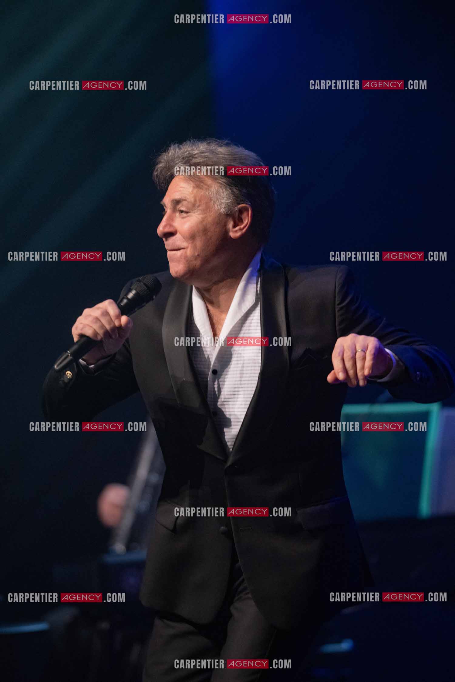 Roberto ALAGNA lors d'un récital ensoleillé de chansons italiennes dans un écrin purement acoustique.
Accompagné par la guitare de Jean-Félix LALANNE, l’accordéon de Roland ROMANELLI et les percussions de Pascal REVA, le ténor interprète les plus belles mélodies traditionnelles et contemporaines qui ont marqué son parcours et nourri ses inspirations.  
Une promenade lumineuse sur le Boulevard des Italiens, entre émotion et passion, au rythme du patrimoine musical méditerranéen.  ( Exclusif )