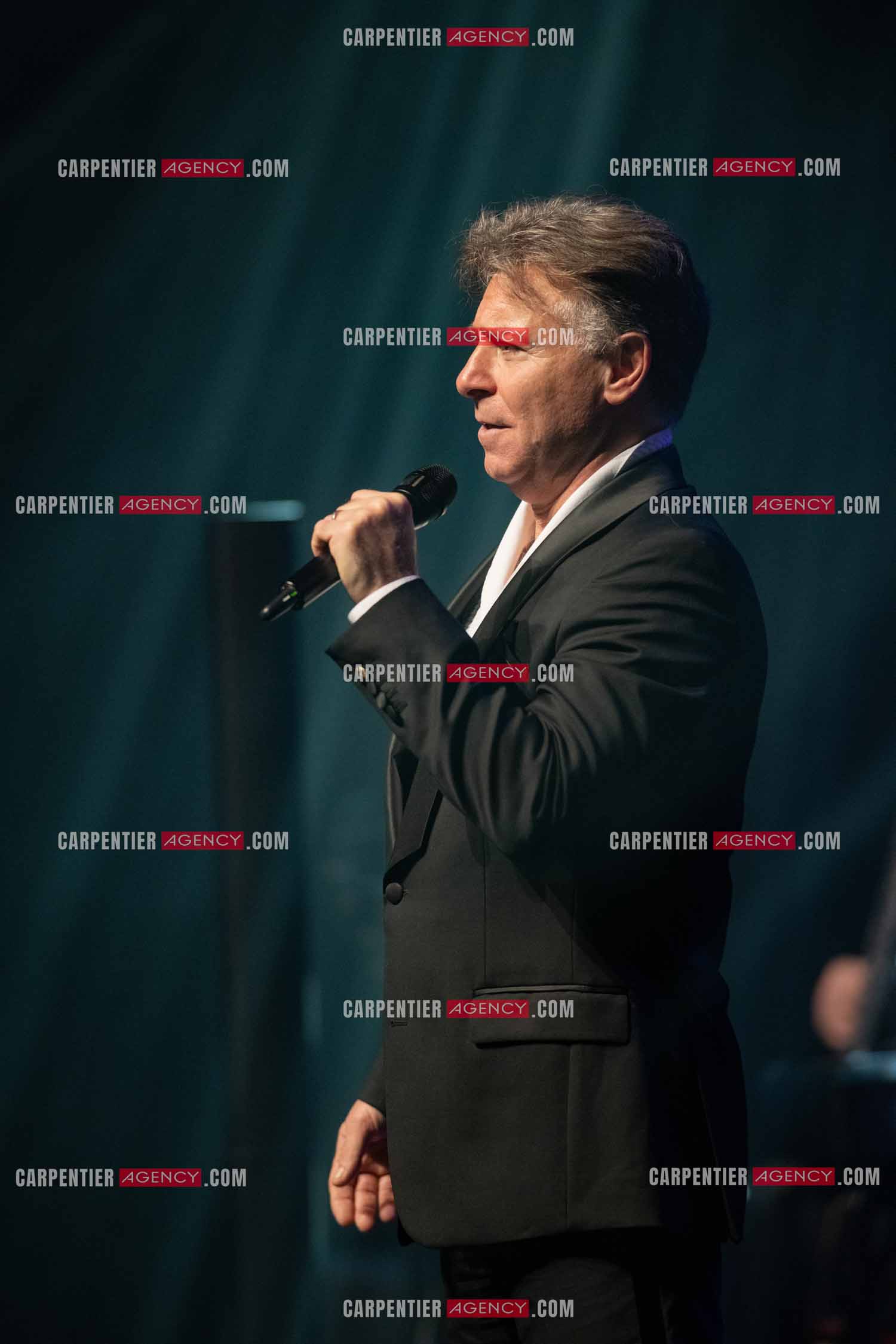 Roberto ALAGNA lors d'un récital ensoleillé de chansons italiennes dans un écrin purement acoustique.
Accompagné par la guitare de Jean-Félix LALANNE, l’accordéon de Roland ROMANELLI et les percussions de Pascal REVA, le ténor interprète les plus belles mélodies traditionnelles et contemporaines qui ont marqué son parcours et nourri ses inspirations.  
Une promenade lumineuse sur le Boulevard des Italiens, entre émotion et passion, au rythme du patrimoine musical méditerranéen.  ( Exclusif )