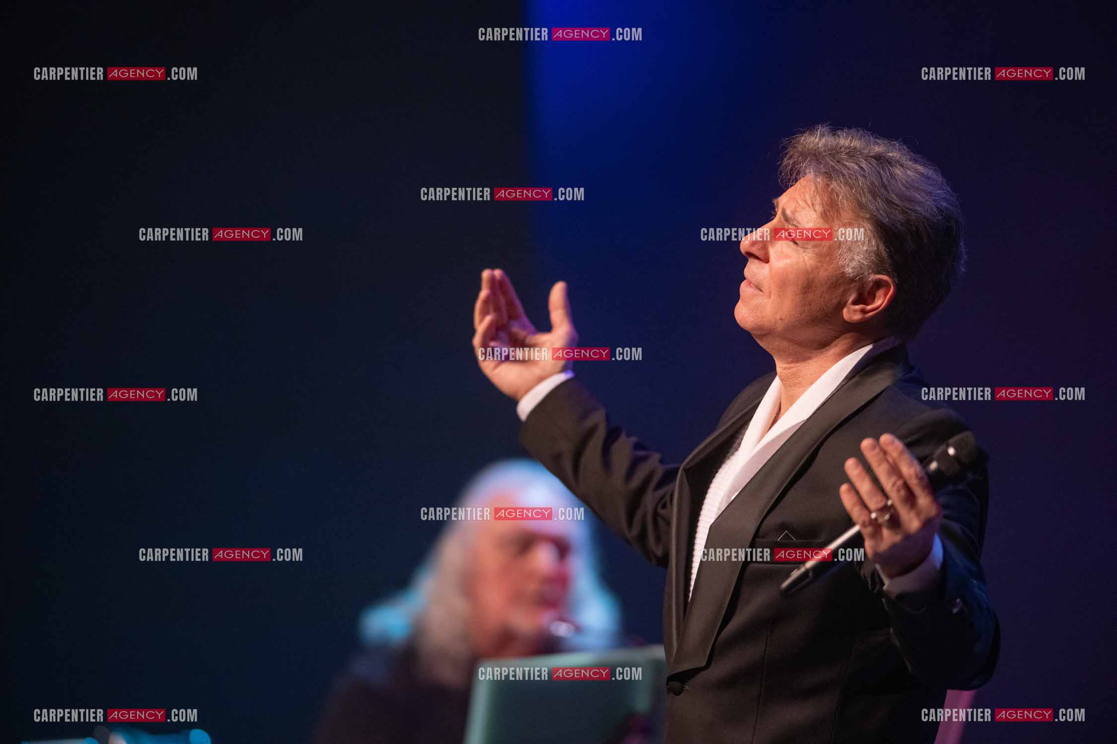 Roberto ALAGNA lors d'un récital ensoleillé de chansons italiennes dans un écrin purement acoustique.
Accompagné par la guitare de Jean-Félix LALANNE, l’accordéon de Roland ROMANELLI et les percussions de Pascal REVA, le ténor interprète les plus belles mélodies traditionnelles et contemporaines qui ont marqué son parcours et nourri ses inspirations.  
Une promenade lumineuse sur le Boulevard des Italiens, entre émotion et passion, au rythme du patrimoine musical méditerranéen.  ( Exclusif )