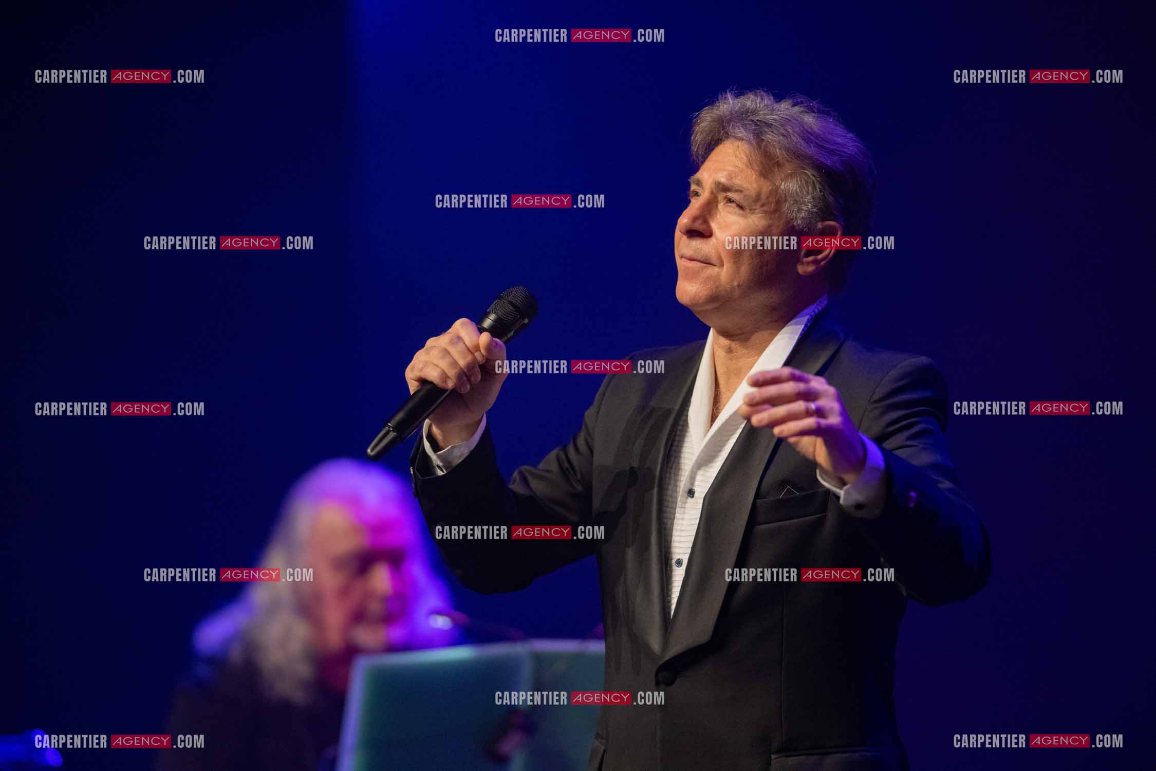 Roberto ALAGNA lors d'un récital ensoleillé de chansons italiennes dans un écrin purement acoustique.
Accompagné par la guitare de Jean-Félix LALANNE, l’accordéon de Roland ROMANELLI et les percussions de Pascal REVA, le ténor interprète les plus belles mélodies traditionnelles et contemporaines qui ont marqué son parcours et nourri ses inspirations.  
Une promenade lumineuse sur le Boulevard des Italiens, entre émotion et passion, au rythme du patrimoine musical méditerranéen.  ( Exclusif )