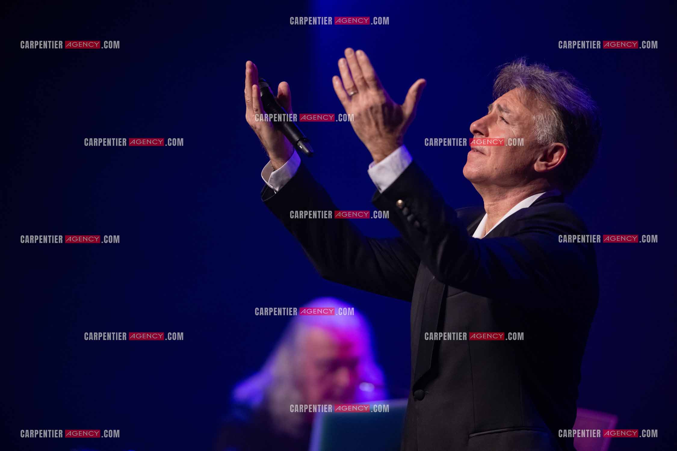 Roberto ALAGNA lors d'un récital ensoleillé de chansons italiennes dans un écrin purement acoustique.
Accompagné par la guitare de Jean-Félix LALANNE, l’accordéon de Roland ROMANELLI et les percussions de Pascal REVA, le ténor interprète les plus belles mélodies traditionnelles et contemporaines qui ont marqué son parcours et nourri ses inspirations.  
Une promenade lumineuse sur le Boulevard des Italiens, entre émotion et passion, au rythme du patrimoine musical méditerranéen.  ( Exclusif )