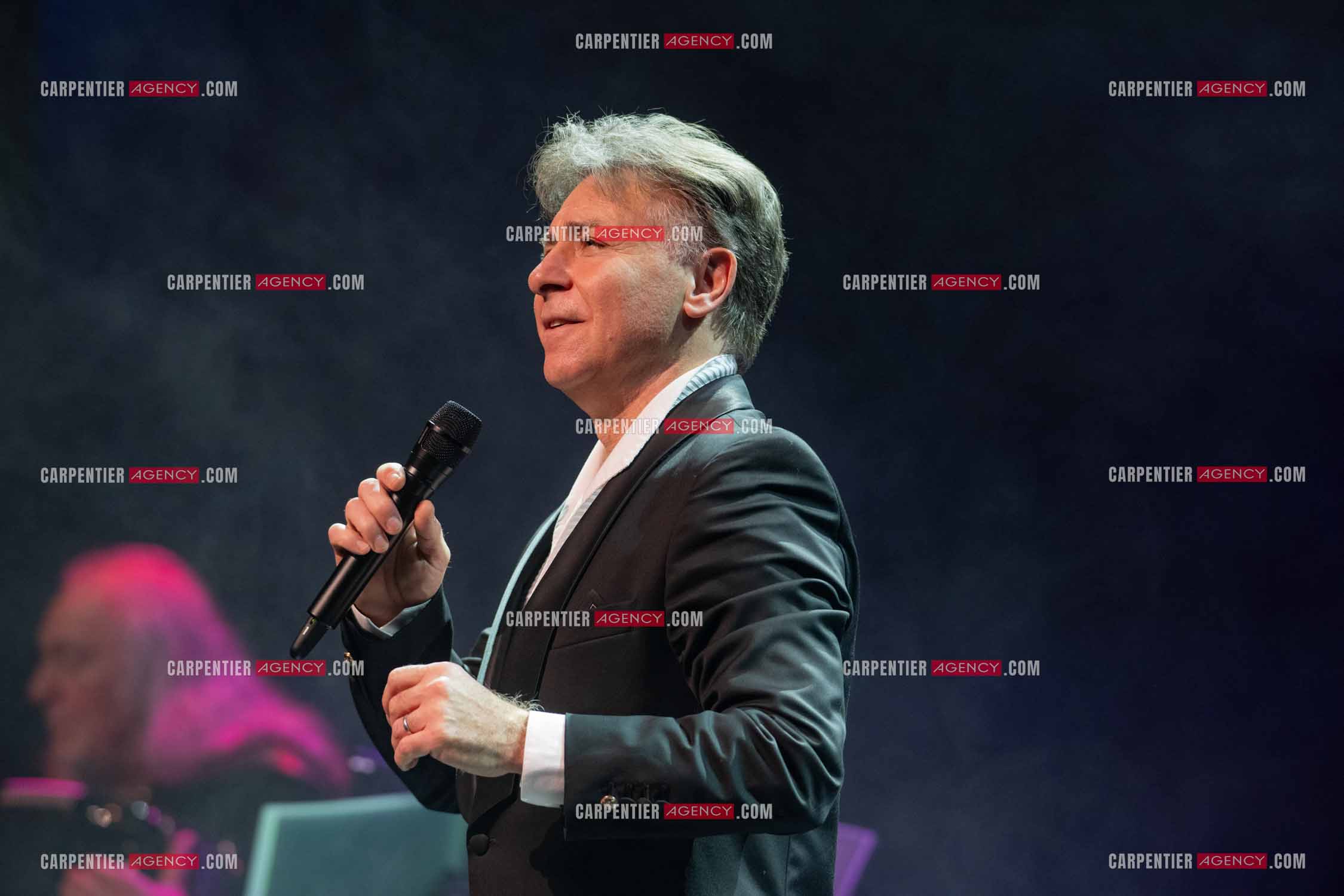 Roberto ALAGNA lors d'un récital ensoleillé de chansons italiennes dans un écrin purement acoustique.
Accompagné par la guitare de Jean-Félix LALANNE, l’accordéon de Roland ROMANELLI et les percussions de Pascal REVA, le ténor interprète les plus belles mélodies traditionnelles et contemporaines qui ont marqué son parcours et nourri ses inspirations.  
Une promenade lumineuse sur le Boulevard des Italiens, entre émotion et passion, au rythme du patrimoine musical méditerranéen.  ( Exclusif )