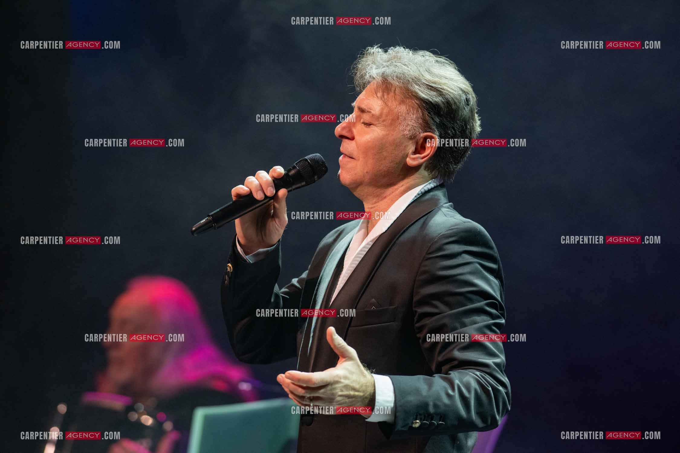 Roberto ALAGNA lors d'un récital ensoleillé de chansons italiennes dans un écrin purement acoustique.
Accompagné par la guitare de Jean-Félix LALANNE, l’accordéon de Roland ROMANELLI et les percussions de Pascal REVA, le ténor interprète les plus belles mélodies traditionnelles et contemporaines qui ont marqué son parcours et nourri ses inspirations.  
Une promenade lumineuse sur le Boulevard des Italiens, entre émotion et passion, au rythme du patrimoine musical méditerranéen.  ( Exclusif )