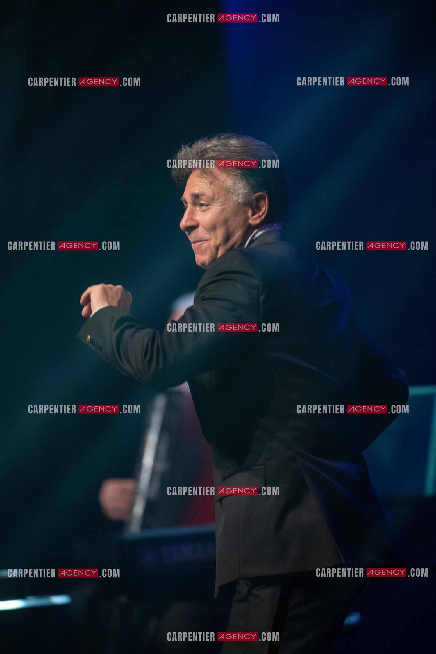 Roberto ALAGNA lors d'un récital ensoleillé de chansons italiennes dans un écrin purement acoustique.
Accompagné par la guitare de Jean-Félix LALANNE, l’accordéon de Roland ROMANELLI et les percussions de Pascal REVA, le ténor interprète les plus belles mélodies traditionnelles et contemporaines qui ont marqué son parcours et nourri ses inspirations.  
Une promenade lumineuse sur le Boulevard des Italiens, entre émotion et passion, au rythme du patrimoine musical méditerranéen.  ( Exclusif )