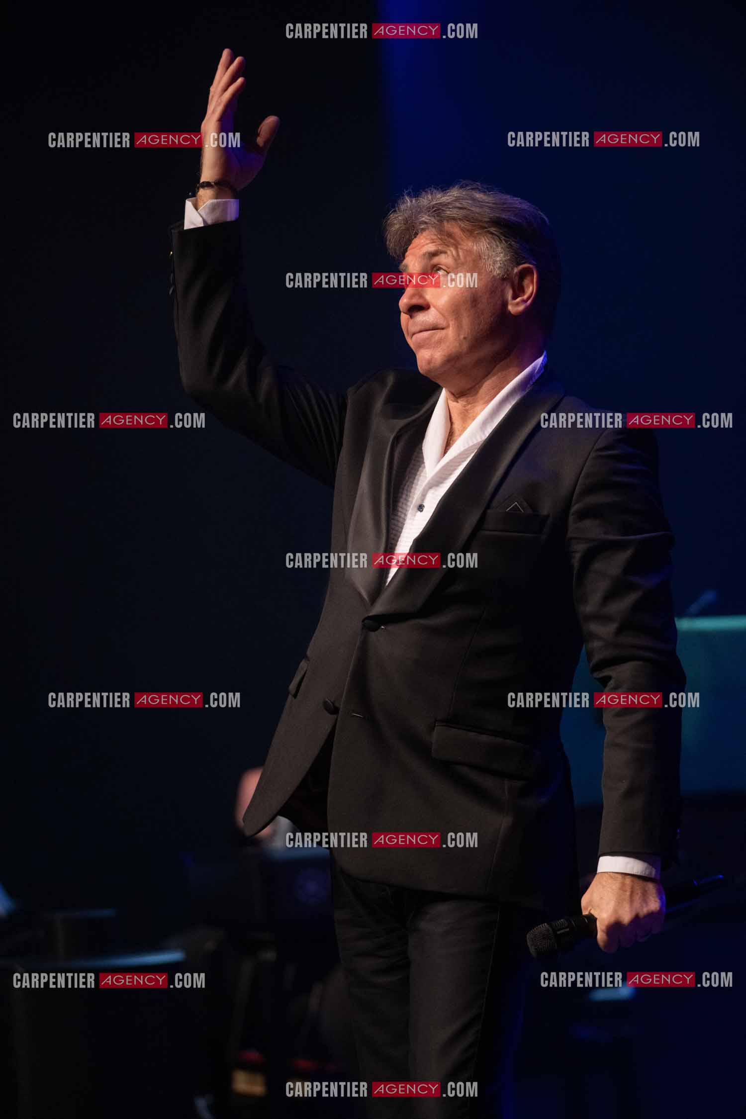 Roberto ALAGNA lors d'un récital ensoleillé de chansons italiennes dans un écrin purement acoustique.
Accompagné par la guitare de Jean-Félix LALANNE, l’accordéon de Roland ROMANELLI et les percussions de Pascal REVA, le ténor interprète les plus belles mélodies traditionnelles et contemporaines qui ont marqué son parcours et nourri ses inspirations.  
Une promenade lumineuse sur le Boulevard des Italiens, entre émotion et passion, au rythme du patrimoine musical méditerranéen.  ( Exclusif )