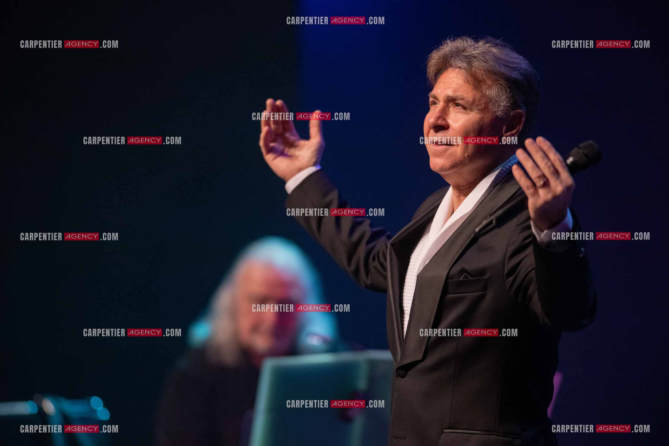 Roberto ALAGNA lors d'un récital ensoleillé de chansons italiennes dans un écrin purement acoustique.
Accompagné par la guitare de Jean-Félix LALANNE, l’accordéon de Roland ROMANELLI et les percussions de Pascal REVA, le ténor interprète les plus belles mélodies traditionnelles et contemporaines qui ont marqué son parcours et nourri ses inspirations.  
Une promenade lumineuse sur le Boulevard des Italiens, entre émotion et passion, au rythme du patrimoine musical méditerranéen.  ( Exclusif )