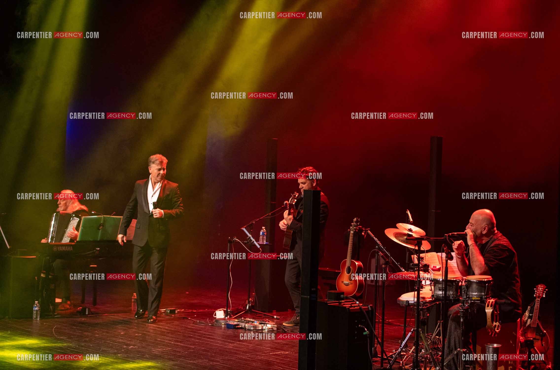 Roberto ALAGNA lors d'un récital ensoleillé de chansons italiennes dans un écrin purement acoustique.
Accompagné par la guitare de Jean-Félix LALANNE, l’accordéon de Roland ROMANELLI et les percussions de Pascal REVA, le ténor interprète les plus belles mélodies traditionnelles et contemporaines qui ont marqué son parcours et nourri ses inspirations.  
Une promenade lumineuse sur le Boulevard des Italiens, entre émotion et passion, au rythme du patrimoine musical méditerranéen.  ( Exclusif )