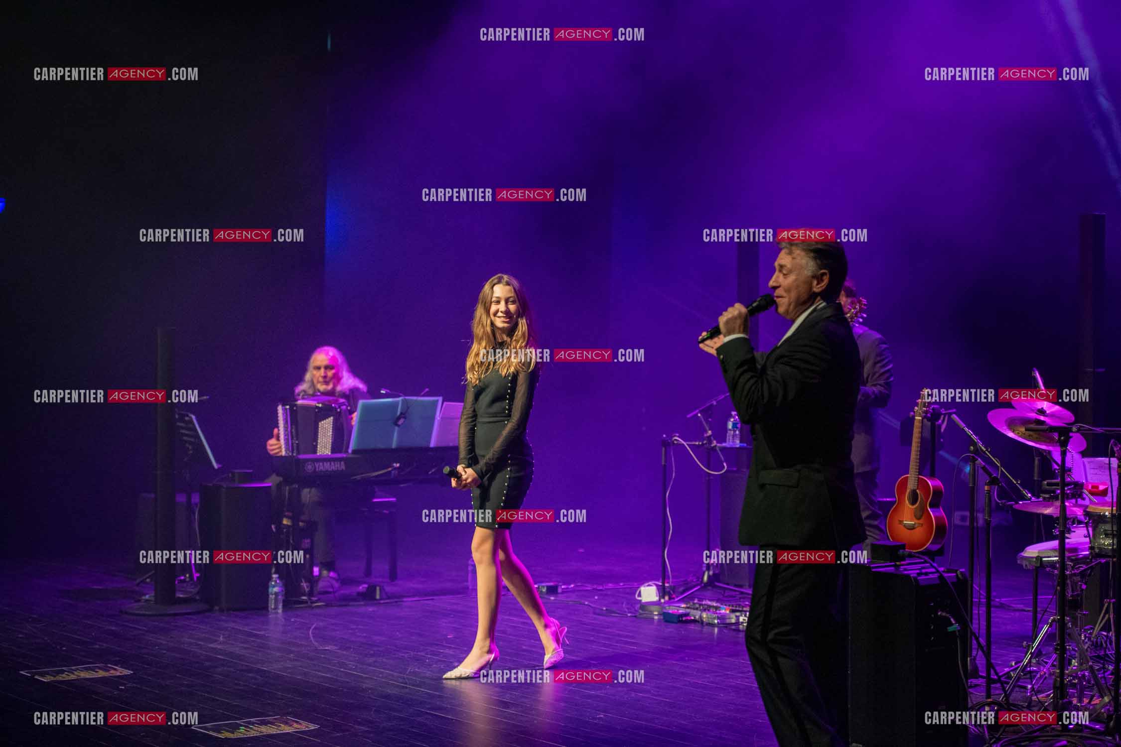 Roberto ALAGNA et sa fille Manela lors d'un récital ensoleillé de chansons italiennes dans un écrin purement acoustique.
Accompagné par la guitare de Jean-Félix LALANNE, l’accordéon de Roland ROMANELLI et les percussions de Pascal REVA, le ténor interprète les plus belles mélodies traditionnelles et contemporaines qui ont marqué son parcours et nourri ses inspirations.  
Une promenade lumineuse sur le Boulevard des Italiens, entre émotion et passion, au rythme du patrimoine musical méditerranéen.  ( Exclusif )