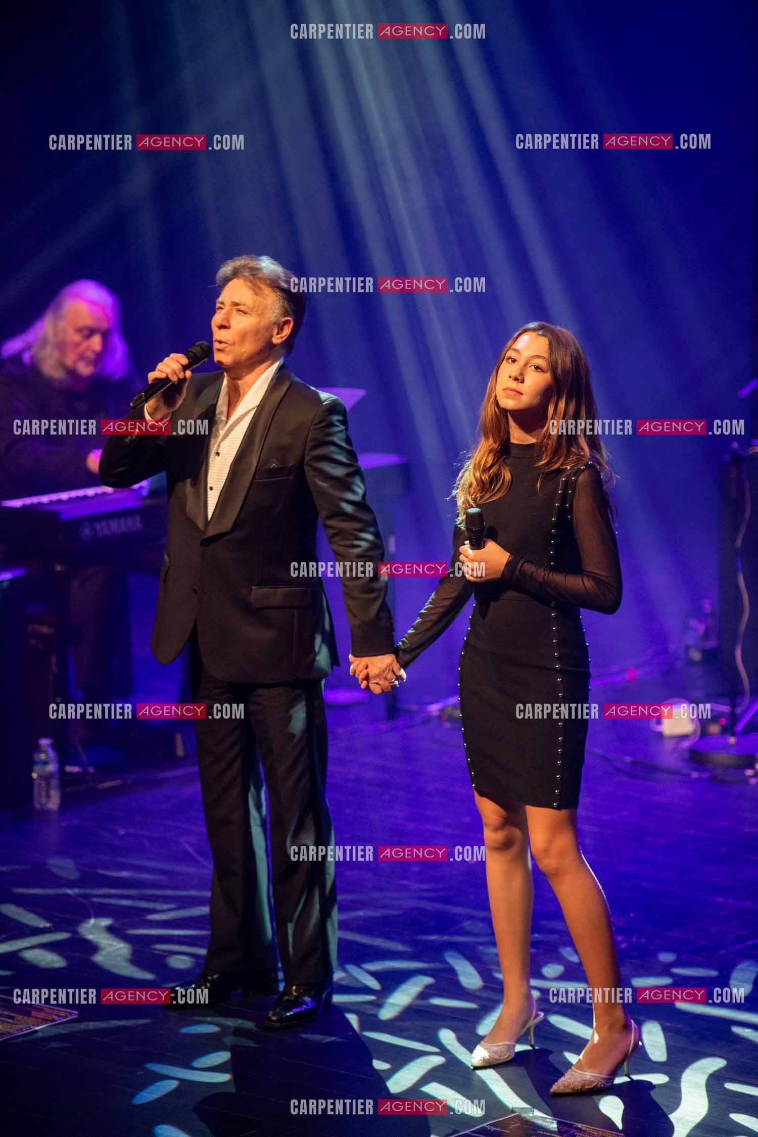 Roberto ALAGNA et sa fille Manela lors d'un récital ensoleillé de chansons italiennes dans un écrin purement acoustique.
Accompagné par la guitare de Jean-Félix LALANNE, l’accordéon de Roland ROMANELLI et les percussions de Pascal REVA, le ténor interprète les plus belles mélodies traditionnelles et contemporaines qui ont marqué son parcours et nourri ses inspirations.  
Une promenade lumineuse sur le Boulevard des Italiens, entre émotion et passion, au rythme du patrimoine musical méditerranéen.  ( Exclusif )