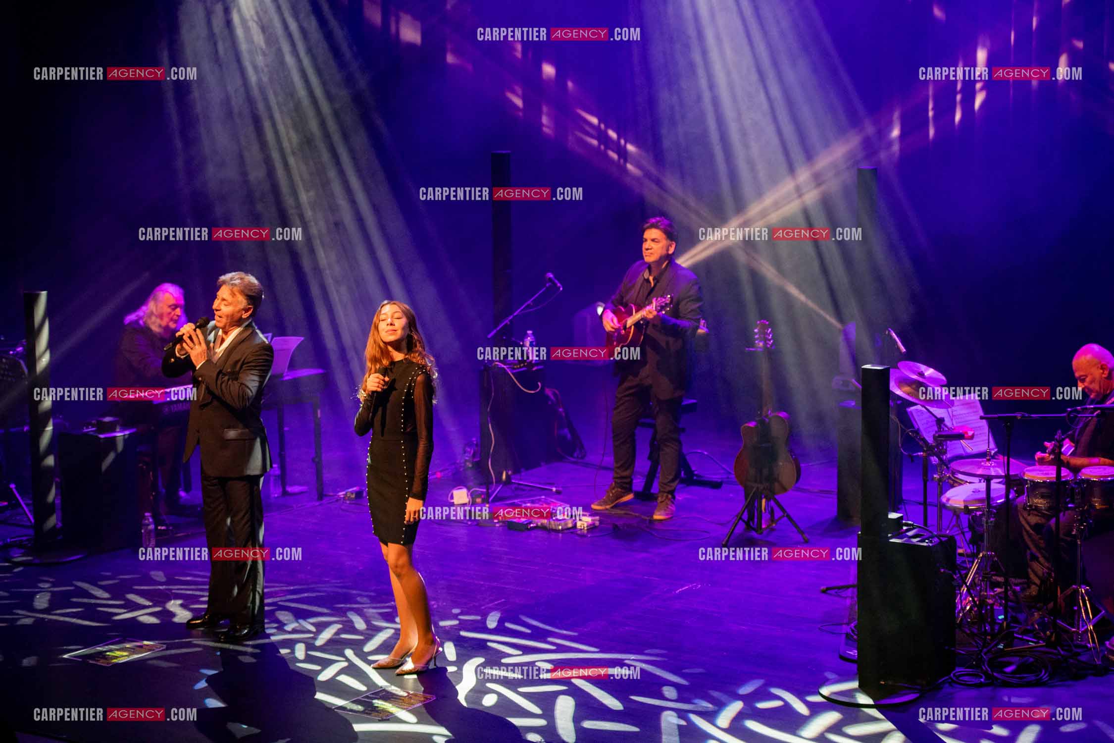 Roberto ALAGNA et sa fille Manela lors d'un récital ensoleillé de chansons italiennes dans un écrin purement acoustique.
Accompagné par la guitare de Jean-Félix LALANNE, l’accordéon de Roland ROMANELLI et les percussions de Pascal REVA, le ténor interprète les plus belles mélodies traditionnelles et contemporaines qui ont marqué son parcours et nourri ses inspirations.  
Une promenade lumineuse sur le Boulevard des Italiens, entre émotion et passion, au rythme du patrimoine musical méditerranéen.  ( Exclusif )