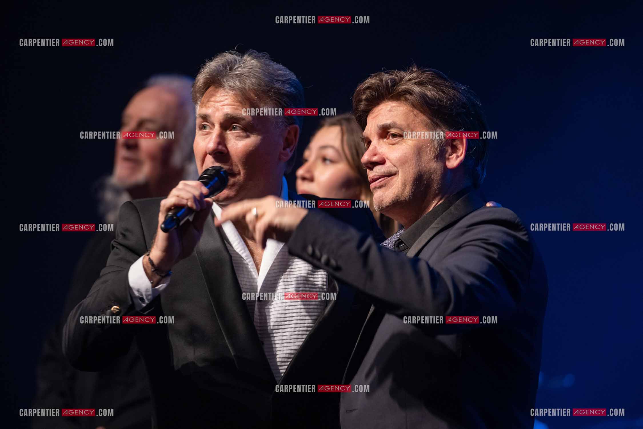 Roberto ALAGNA et sa fille Manela lors d'un récital ensoleillé de chansons italiennes dans un écrin purement acoustique.
Accompagné par la guitare de Jean-Félix LALANNE, l’accordéon de Roland ROMANELLI et les percussions de Pascal REVA, le ténor interprète les plus belles mélodies traditionnelles et contemporaines qui ont marqué son parcours et nourri ses inspirations.  
Une promenade lumineuse sur le Boulevard des Italiens, entre émotion et passion, au rythme du patrimoine musical méditerranéen.  ( Exclusif )