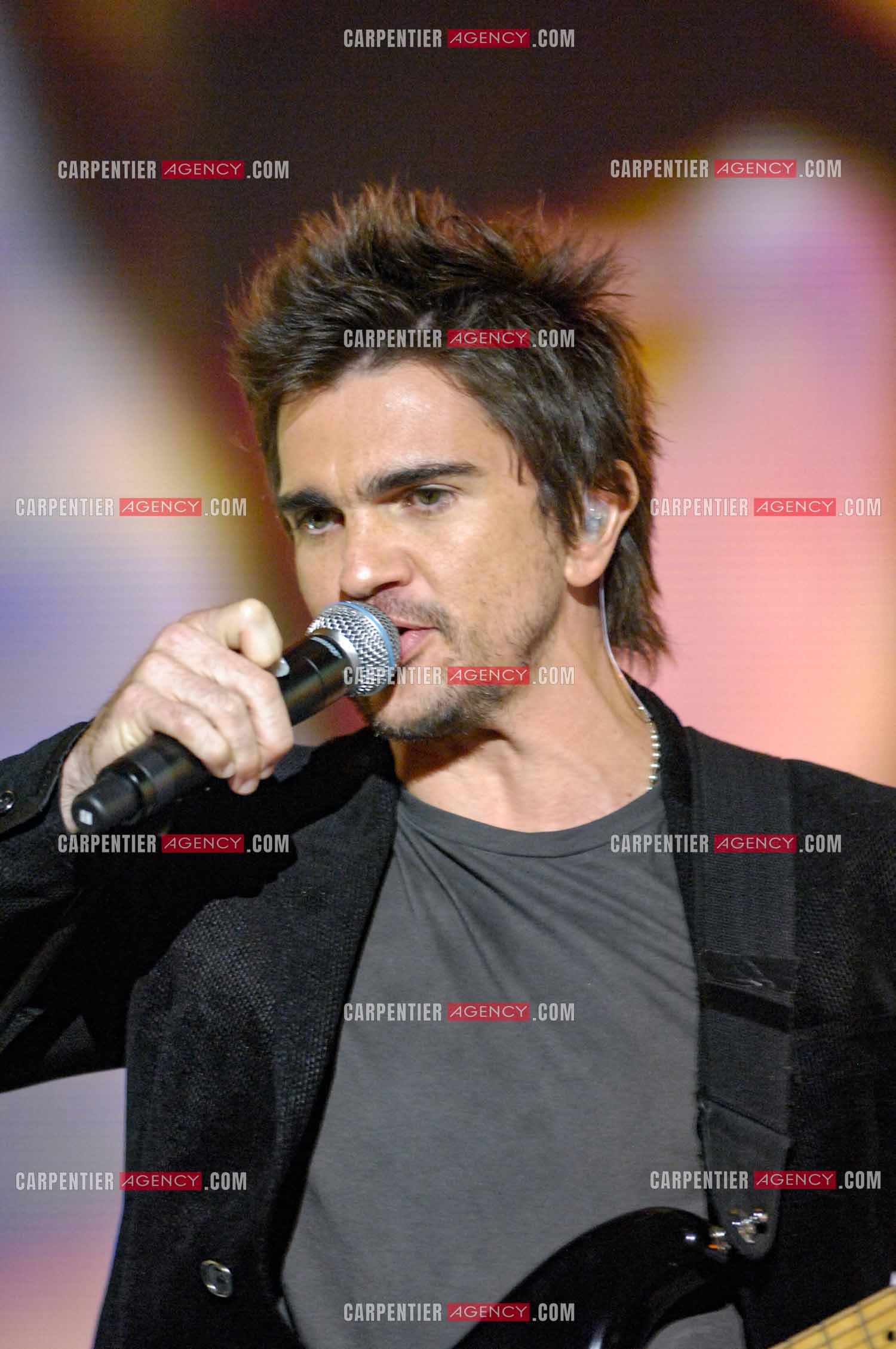 Le chanteur colombien Juanes invité de l'émission “HIT MACHINE“.  ( Exclusif )