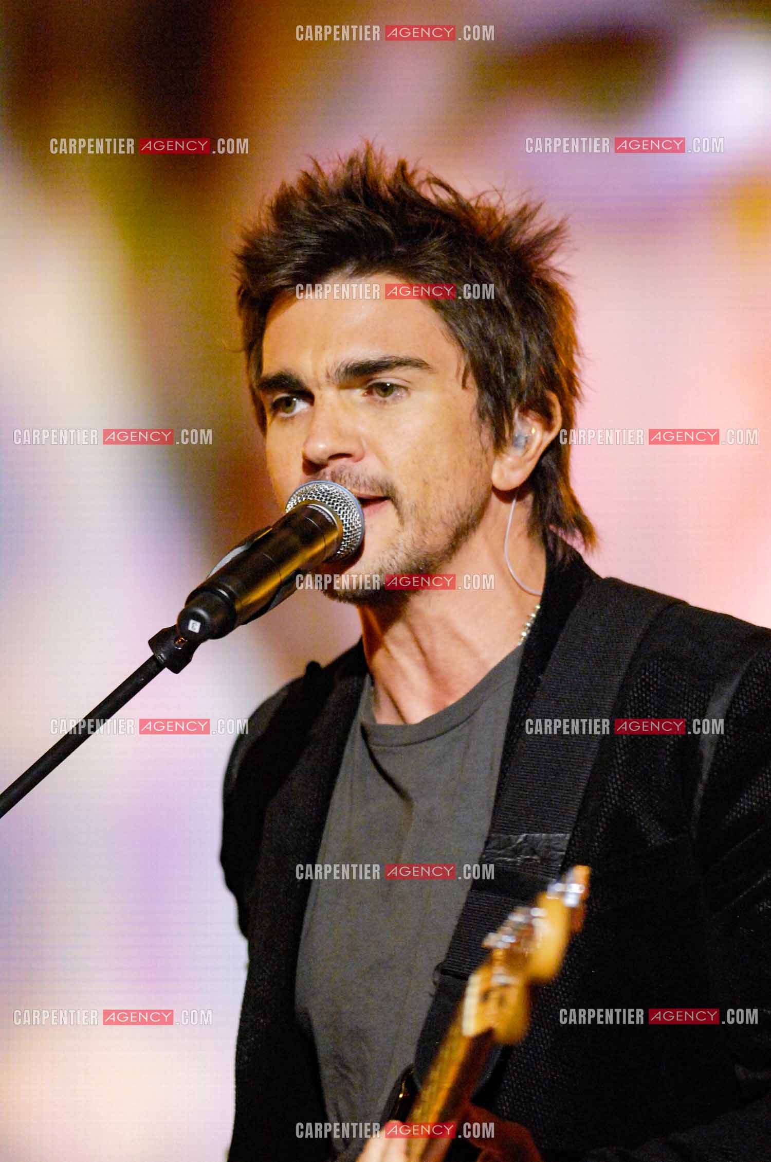 Le chanteur colombien Juanes invité de l'émission “HIT MACHINE“.  ( Exclusif )