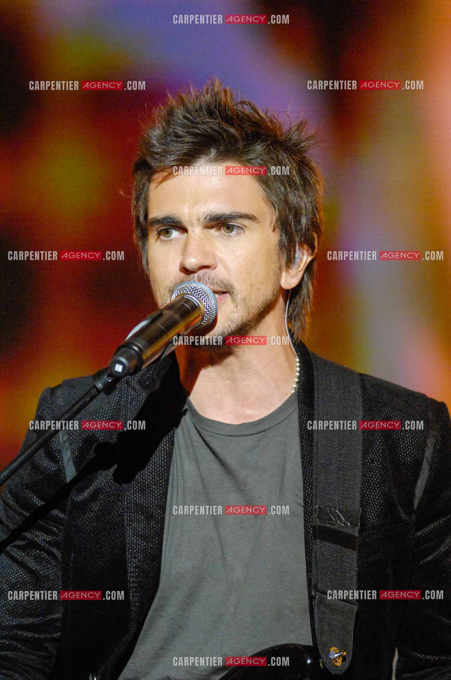 Le chanteur colombien Juanes invité de l'émission “HIT MACHINE“.  ( Exclusif )