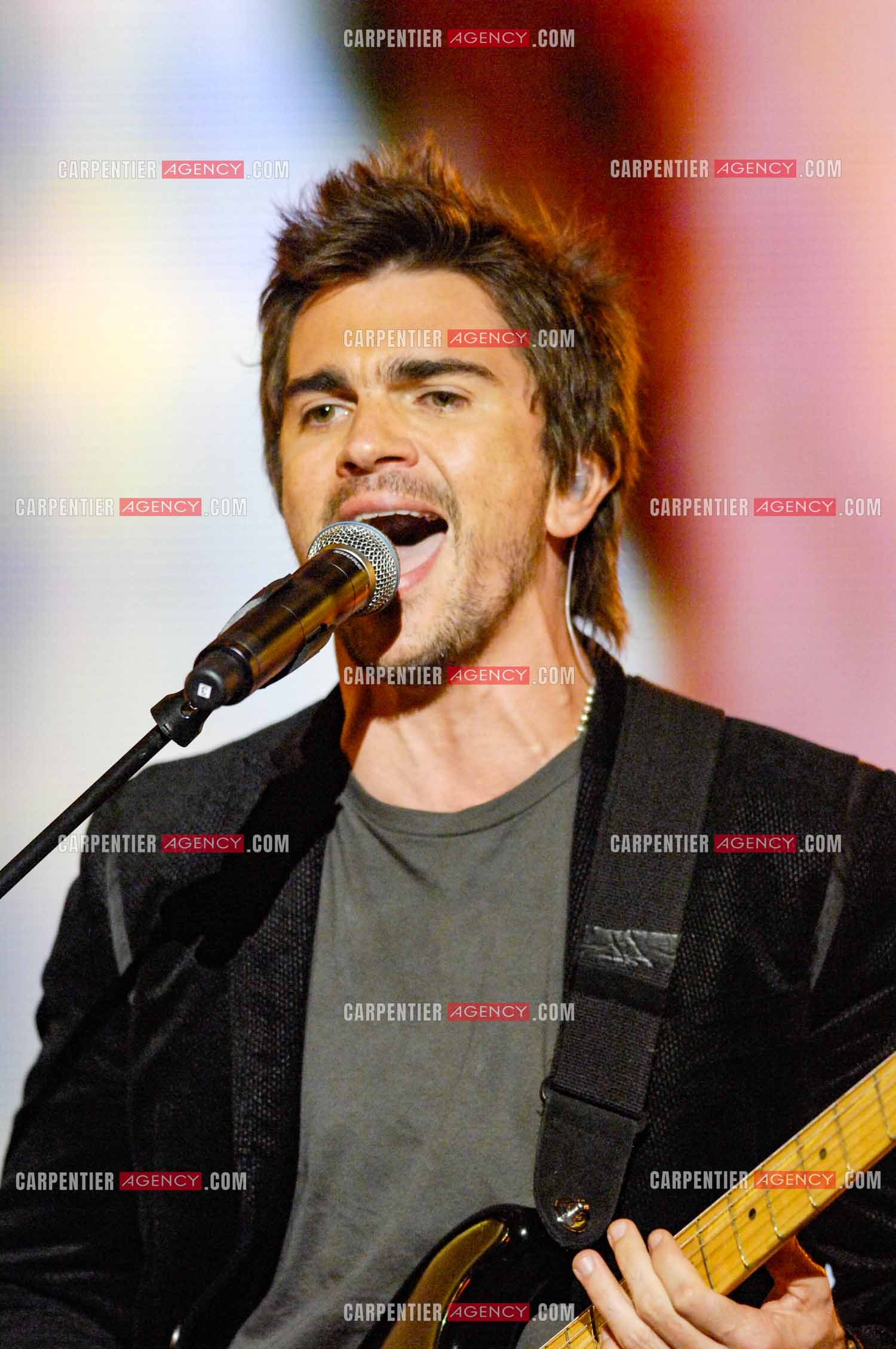 Le chanteur colombien Juanes invité de l'émission “HIT MACHINE“.  ( Exclusif )