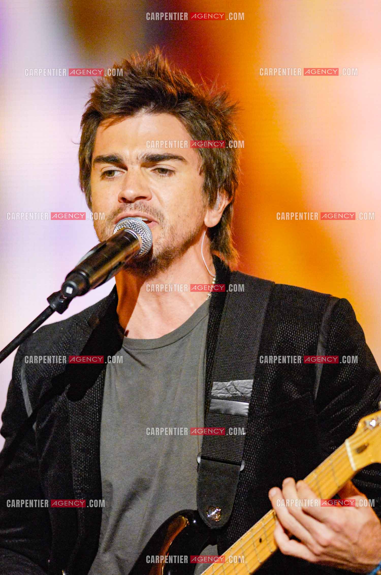 Le chanteur colombien Juanes invité de l'émission “HIT MACHINE“.  ( Exclusif )