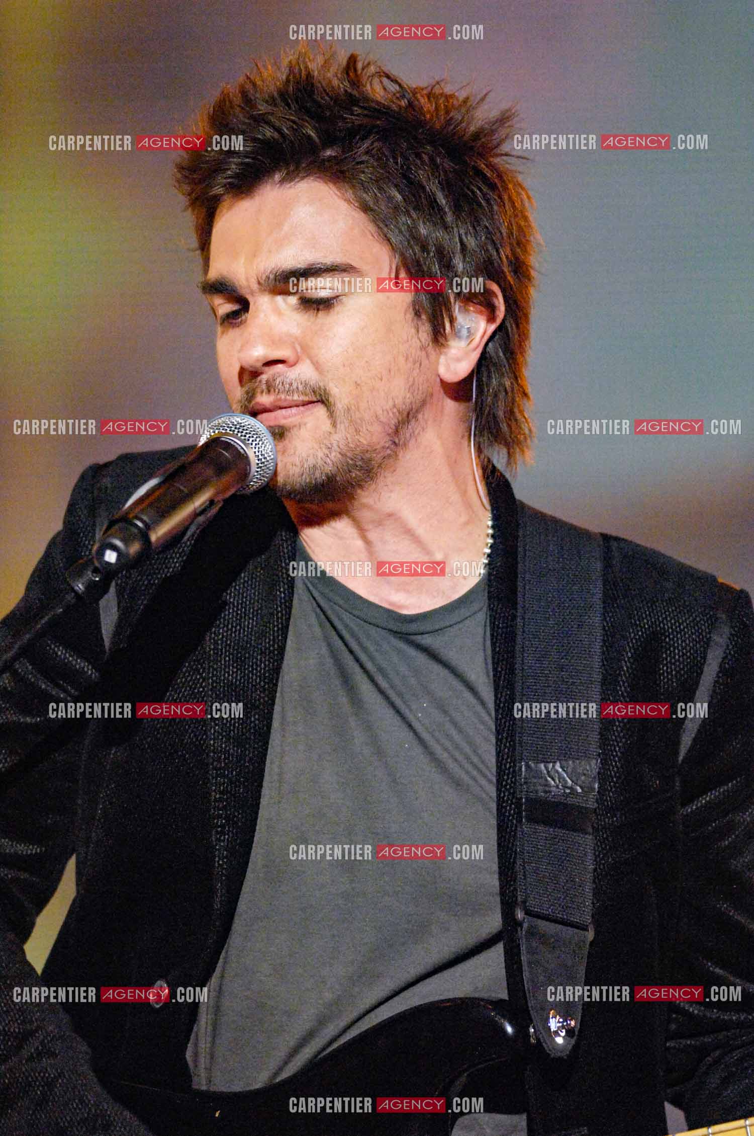 Le chanteur colombien Juanes invité de l'émission “HIT MACHINE“.  ( Exclusif )